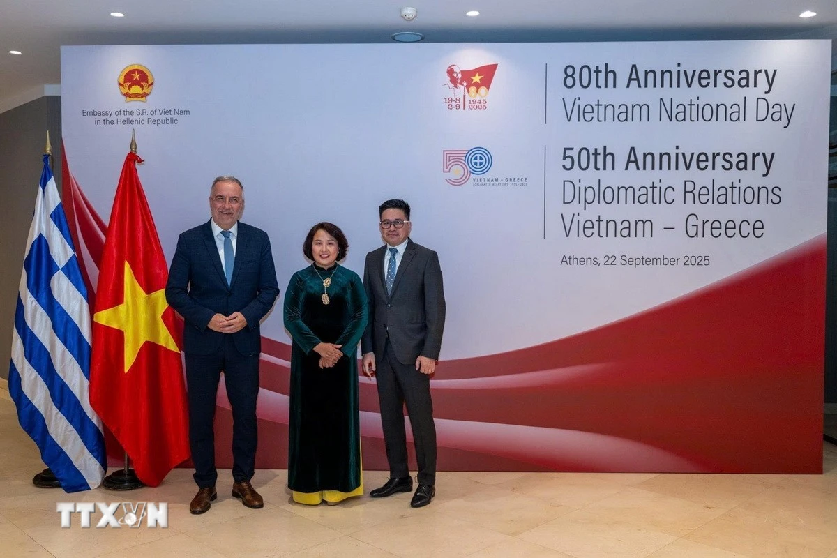 Đại sứ Phạm Thị Thu Hương và Thứ trưởng Bộ Phát triển Hy Lạp Stavros Kalafatis tại buổi lễ. (Ảnh: TTXVN phát)