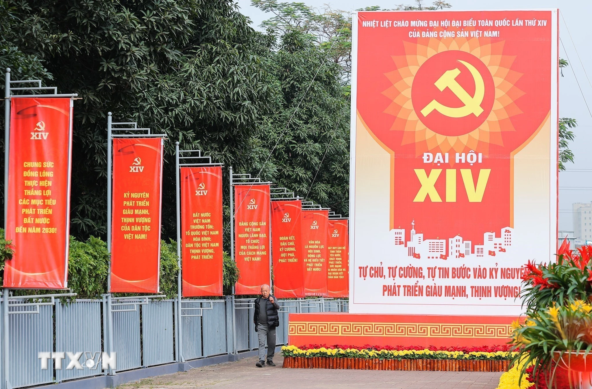Pano, khẩu hiệu rực đỏ trên các tuyến phố Thủ đô chào mừng Đại hội đại biểu toàn quốc lần thứ XIV của Đảng. (Ảnh: Lê Đông/TTXVN)