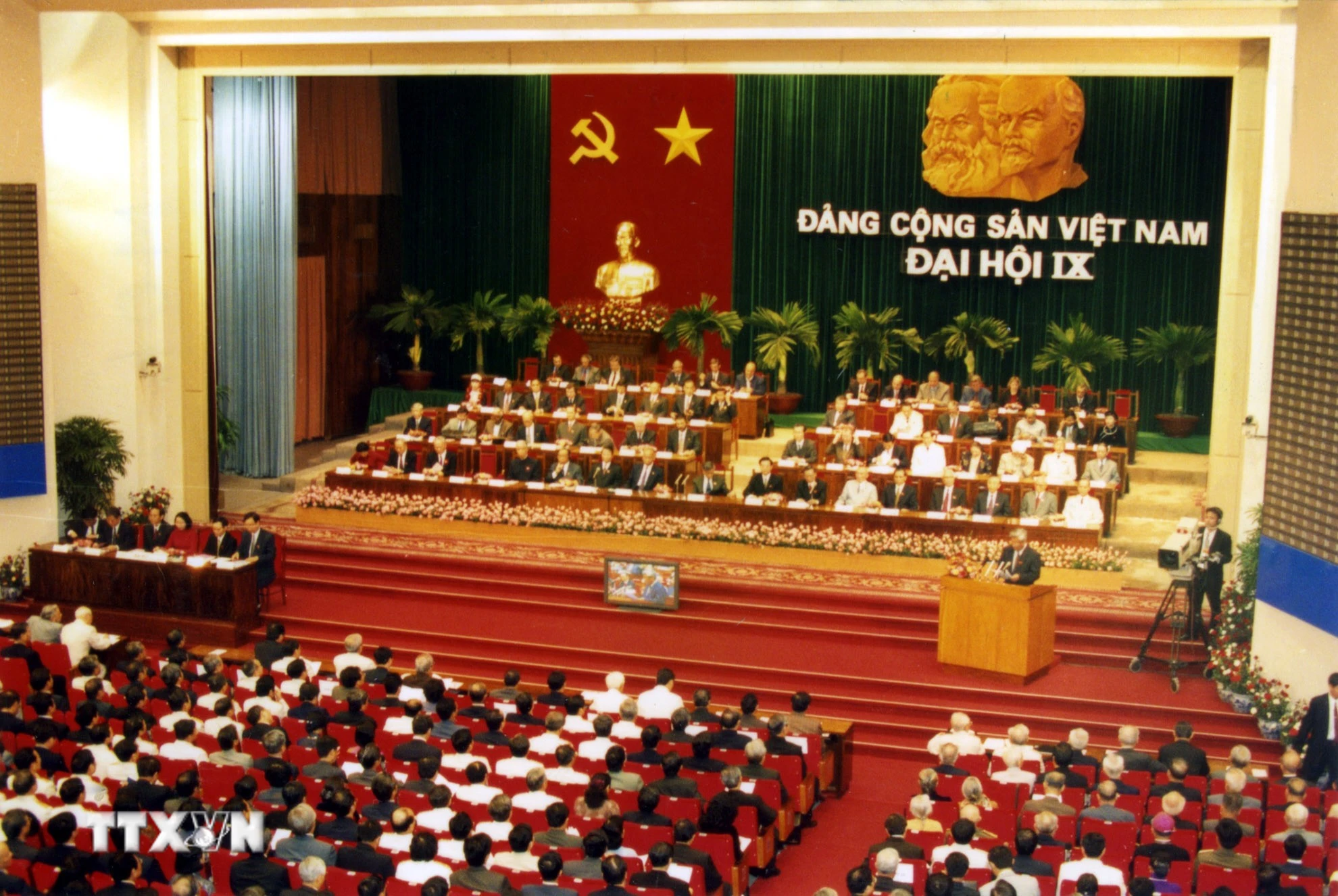 Đại hội đại biểu toàn quốc Đảng Cộng sản Việt Nam lần thứ IX. (Ảnh: TTXVN)