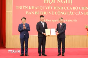 Đồng chí Lê Minh Hưng (phải), Ủy viên Bộ Chính trị, Bí thư Trung ương Đảng, Trưởng Ban Tổ chức Trung ương trao quyết định cho đồng chí Trần Huy Tuấn, Bí thư Tỉnh ủy Ninh Bình nhiệm kỳ 2025-2030. (Ảnh: Đức Phương/TTXVN)