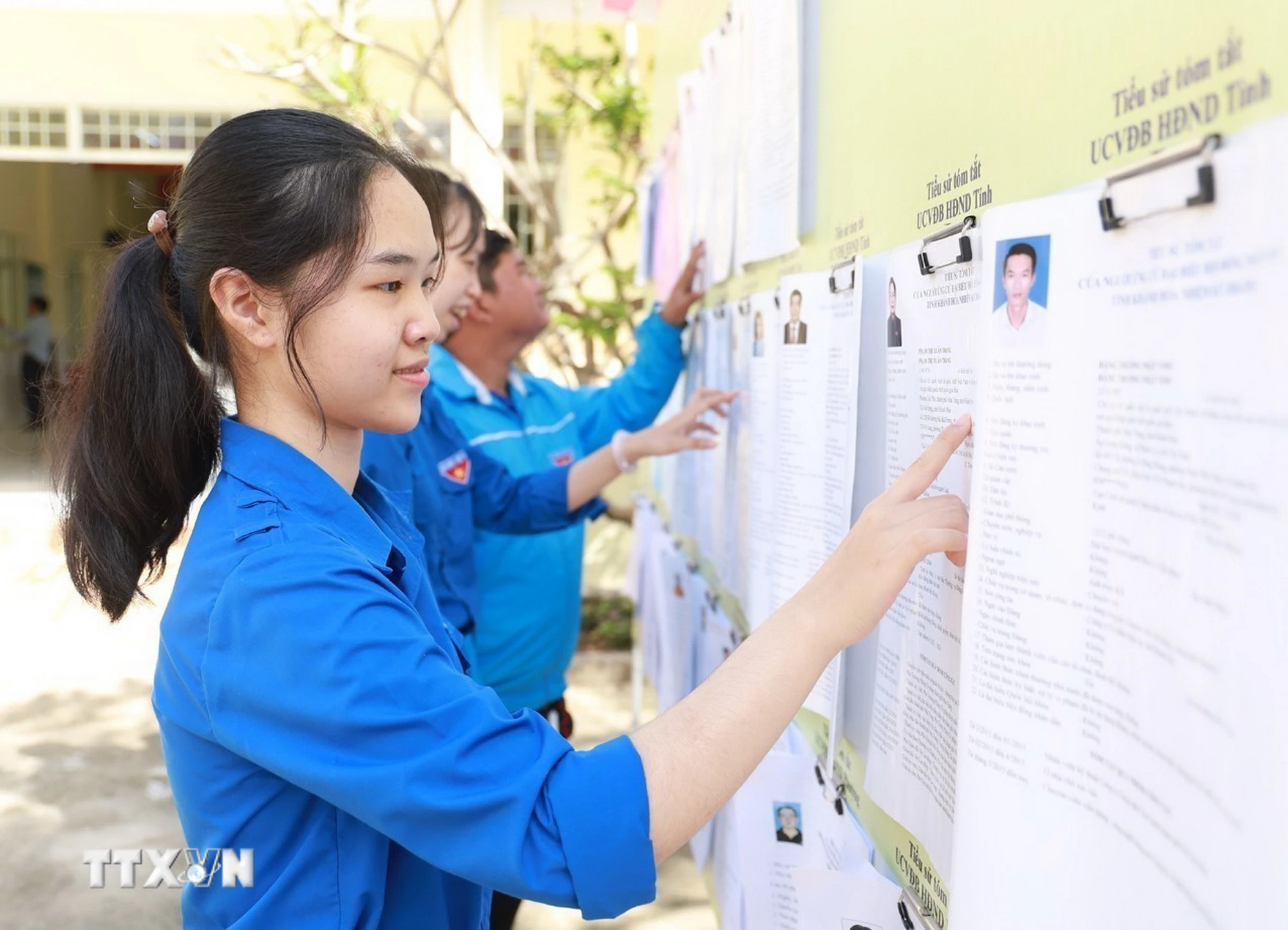 Những cử tri lần đầu tham gia bỏ phiếu bầu cử tìm hiểu tiểu sử tóm tắt người ứng cử Quốc hội và Hội đồng Nhân dân các cấp. (Ảnh: Xuân Triệu/TTXVN)