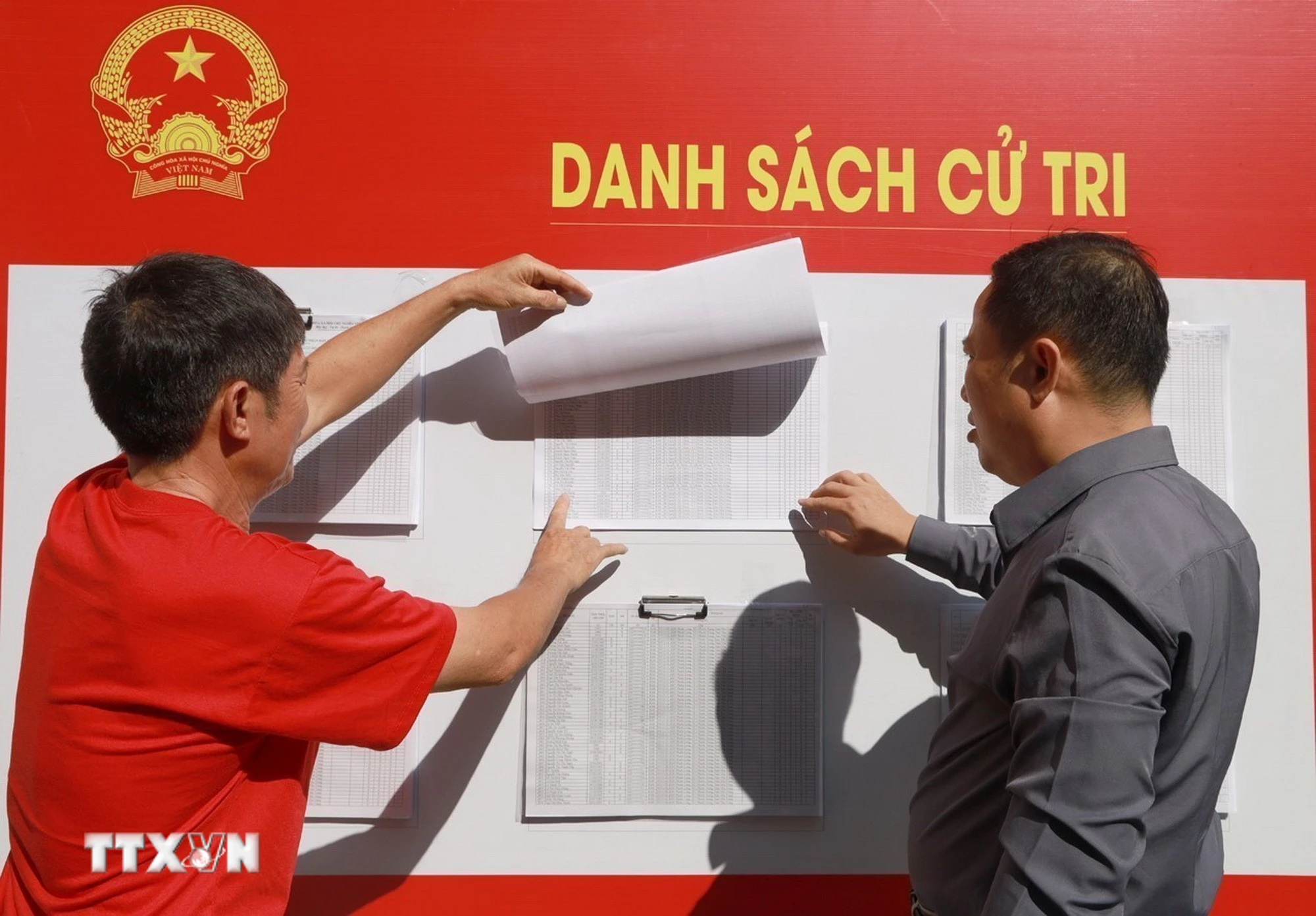 Cử tri phường Nam Nha Trang, tỉnh Khánh Hòa xem danh sách cử tri niêm yết tại khu vực bỏ phiếu bầu cử. (Ảnh: Xuân Triệu/TTXVN)
