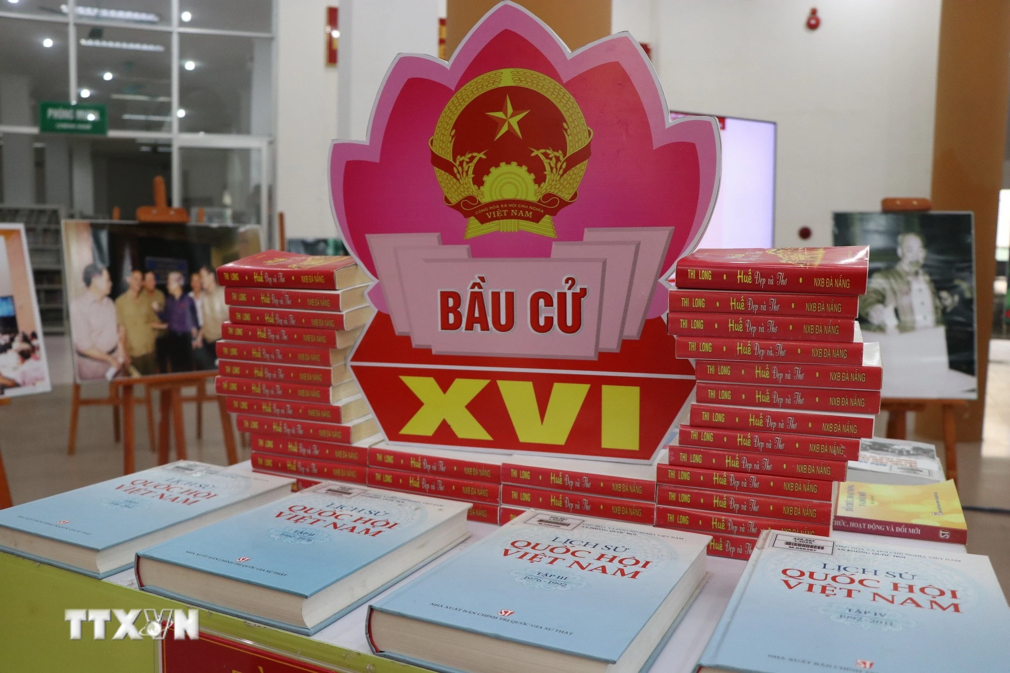 Hơn 350 bản sách cùng nhiều tranh, ảnh, tư liệu được giới thiệu tại trưng bày về bầu cử tại thành phố Huế. (Ảnh: Mai Trang/TTXVN)