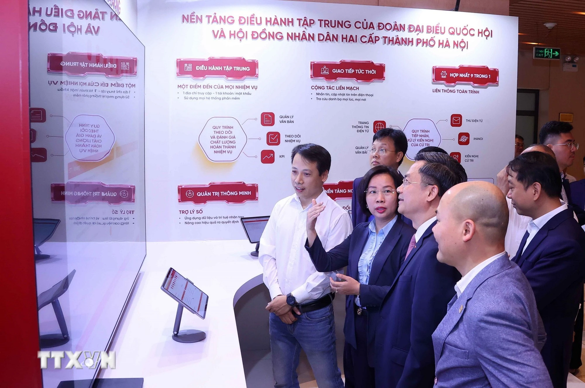 Các đại biểu trải nghiệm Nền tảng Điều hành tập trung của Đoàn đại biểu Quốc hội và Hội đồng nhân dân hai cấp Thành phố Hà Nội. (Ảnh: Văn Điệp/TTXVN)