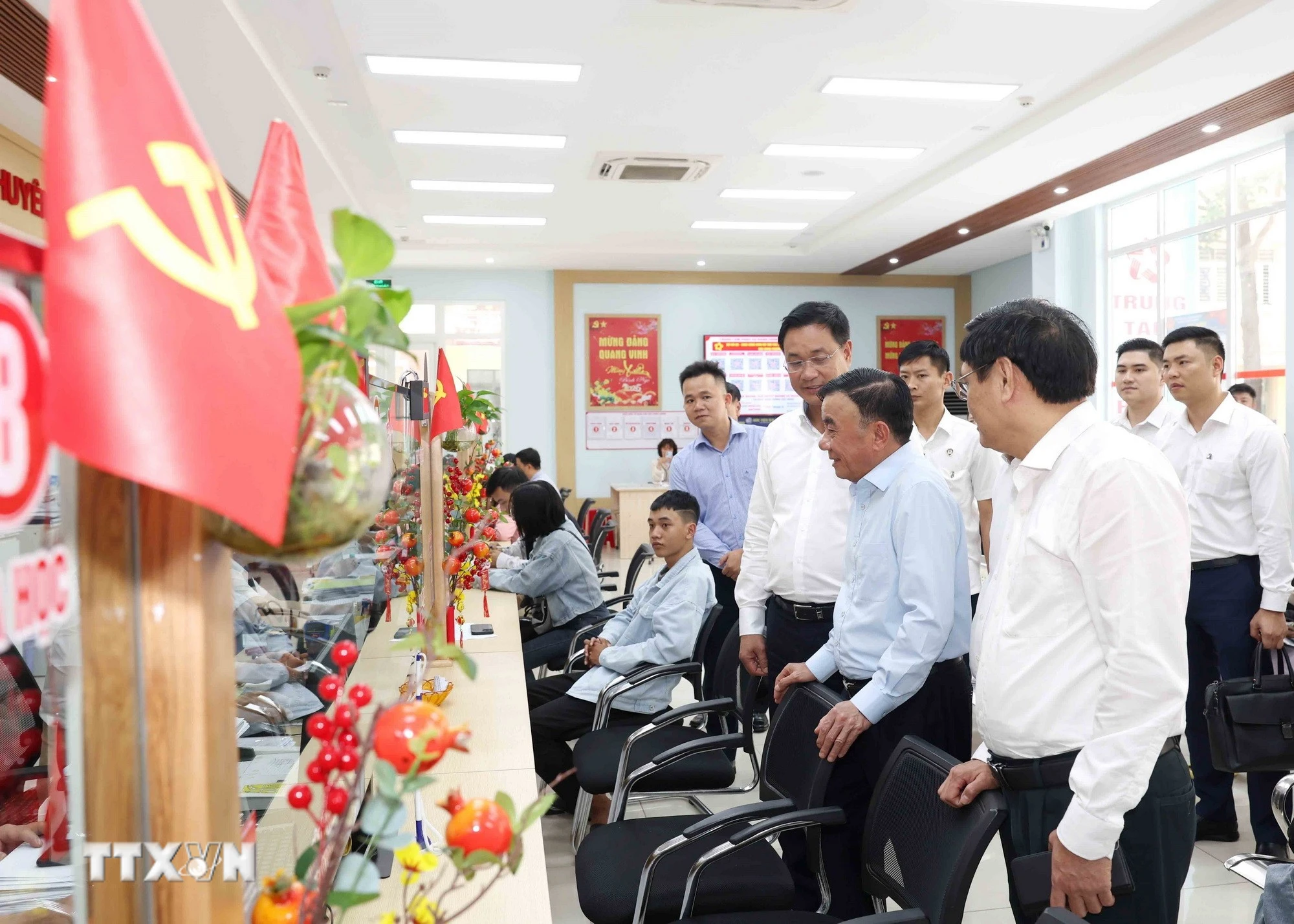Thường trực Ban Bí thư Trần Cẩm Tú thăm Trung tâm Hành chính công phường Thanh Khê, thành phố Đà Nẵng. (Ảnh: Phương Hoa/ TTXVN)
