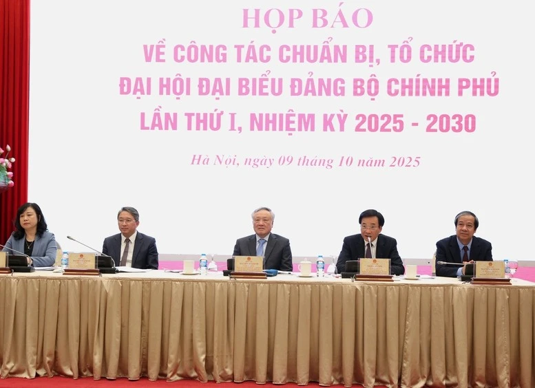 Ủy viên Bộ Chính trị, Phó Bí thư Thường trực Đảng ủy Chính phủ, Phó Thủ tướng Thường trực Chính phủ Nguyễn Hòa Bình cùng lãnh đạo các bộ chủ trì họp báo. (Ảnh: VGP/Nguyễn Hoàng)