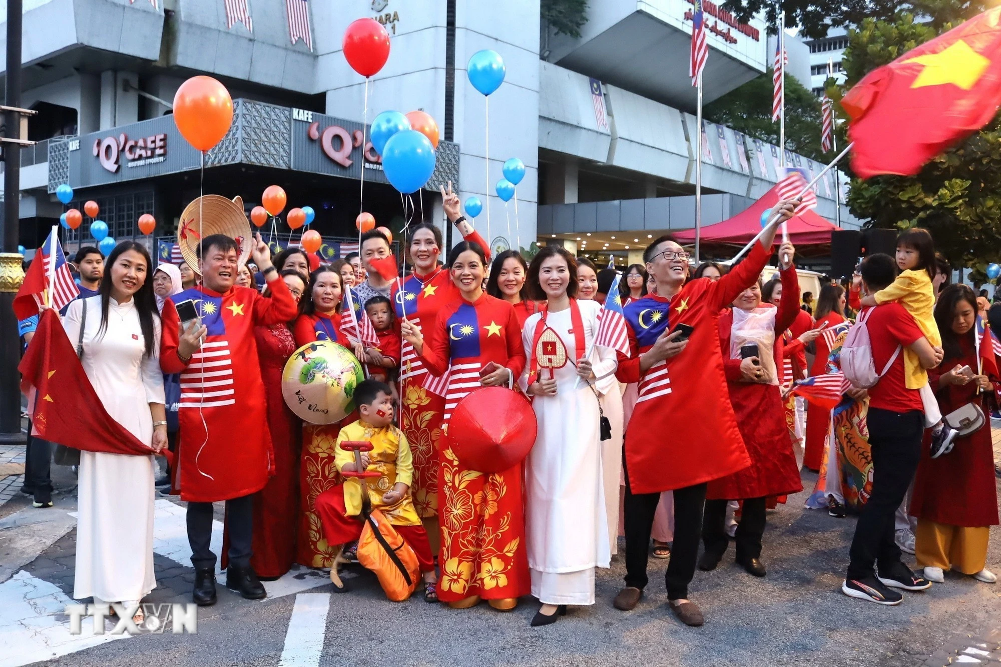 Người Việt trong hoạt động kỷ niệm 80 năm Quốc khánh Việt Nam tại thủ đô Kuala Lumpur, Malaysia. (Ảnh: PV/TTXVN)