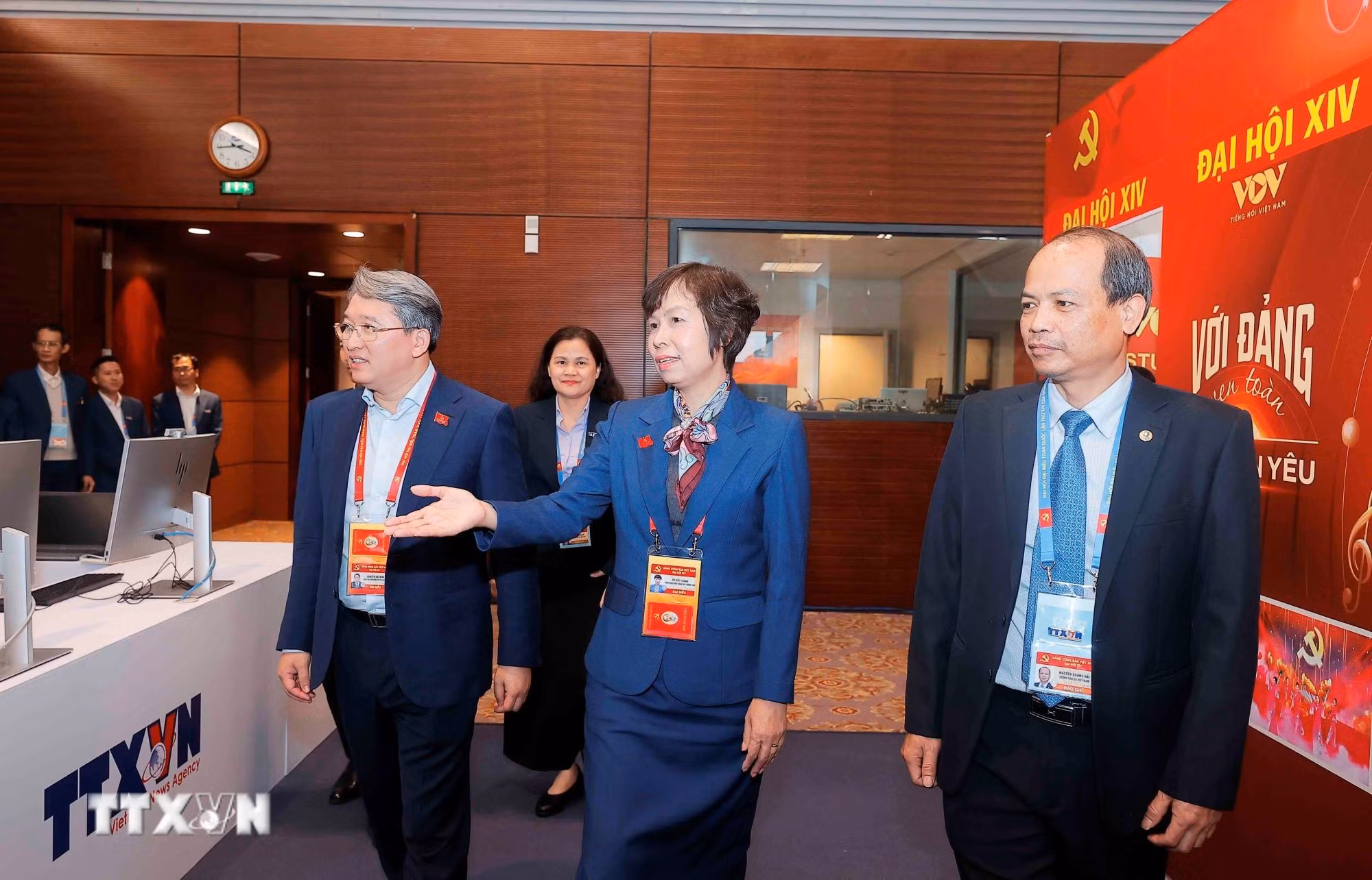 ttxvn-nhieu-dong-chi-lanh-dao-tham-khu-vuc-tac-nghiep-cua-tai-dai-hoi-xiv-cua-dang-20-1.jpg