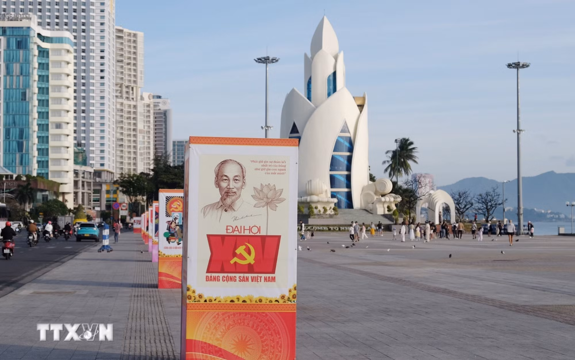 ttxvn-khanh-hoa-ruc-ro-co-hoa-chao-mung-dai-hoi-xiv-cua-dang-17-4.jpg
