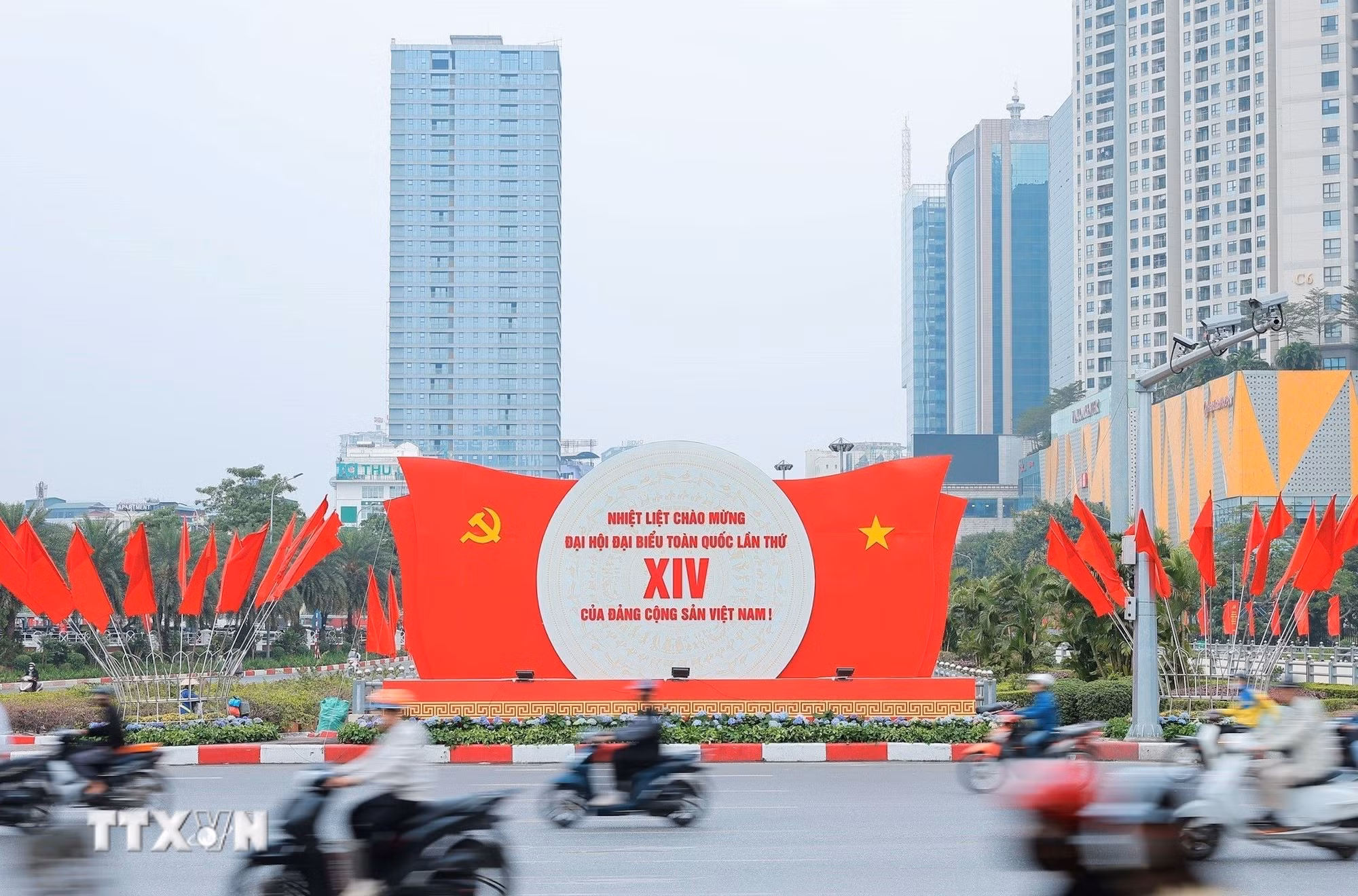 ttxvn-dai-hoi-xiv-cua-dang-ruc-ro-co-hoa-chao-mung-dai-hoi-xiv-8534353.jpg