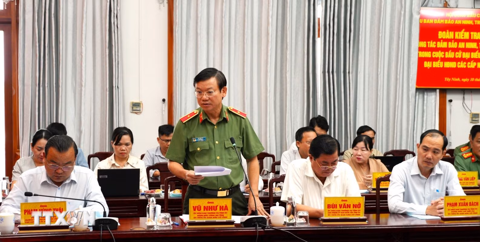 ttxvn-bau-cu-quoc-hoi-va-hdnd-doan-cong-tac-hoi-dong-bau-cu-quoc-gia-lam-viec-tai-tay-ninh-1003-2.jpg
