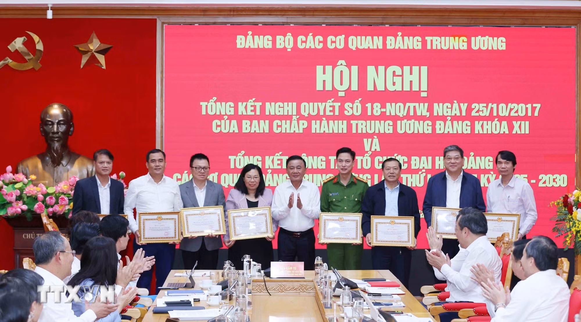 ttxvn-thuong-truc-ban-bi-thu-chu-tri-hoi-nghi-tong-ket-7.jpg