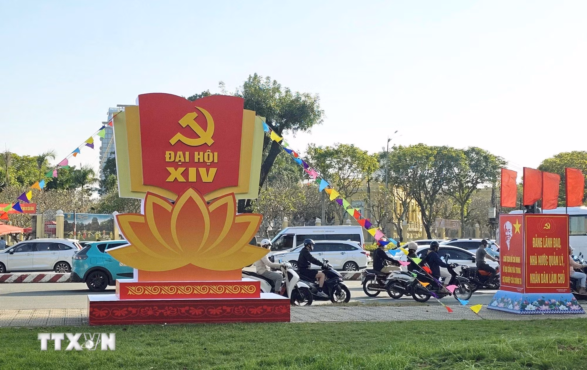 ttxvn-da-nang-tuoi-tham-co-hoa-chao-mung-dai-hoi-dai-bieu-toan-quoc-lan-thu-xiv-cua-dang-22-2.jpg