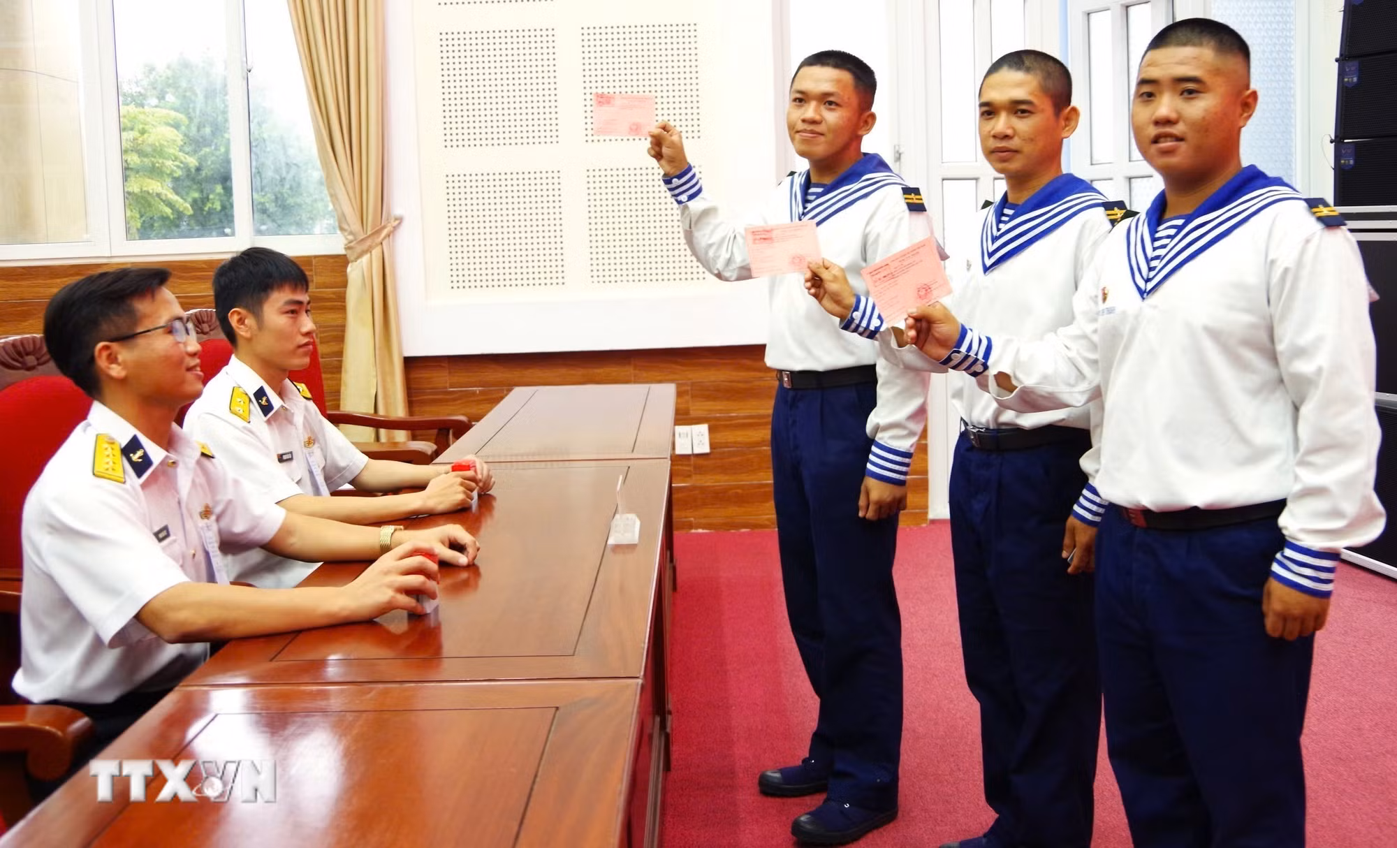 ttxvn-bau-cu-quoc-hoi-va-hdnd-vung-2-hai-quan-to-chuc-bau-cu-som-va-tien-doan-thuc-hien-nhiem-vu-tren-bien-26-4.jpg