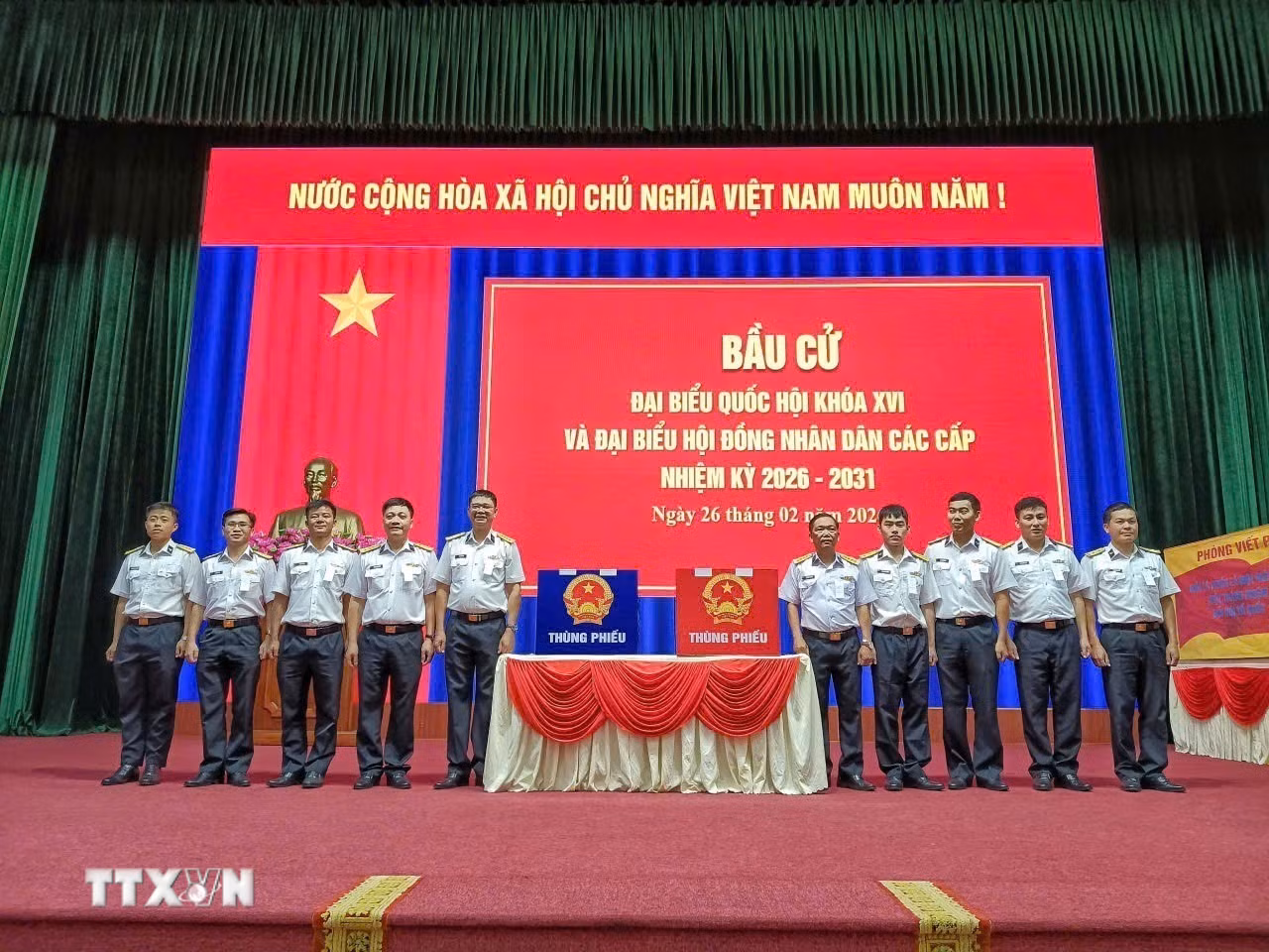 ttxvn-bau-cu-quoc-hoi-va-hdnd-vung-2-hai-quan-to-chuc-bau-cu-som-va-tien-doan-thuc-hien-nhiem-vu-tren-bien-26-3.jpg