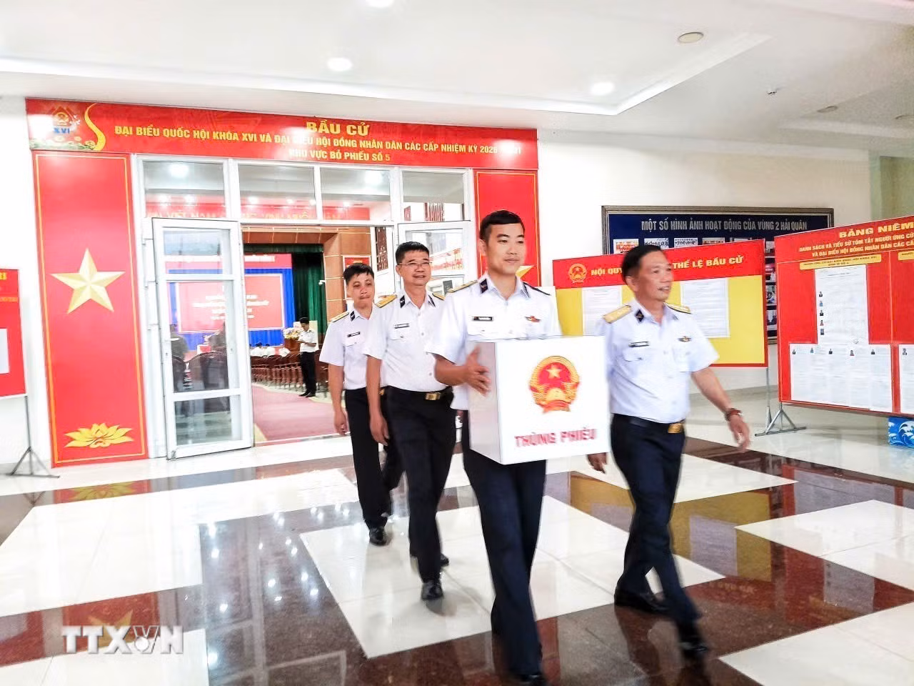 ttxvn-bau-cu-quoc-hoi-va-hdnd-vung-2-hai-quan-to-chuc-bau-cu-som-va-tien-doan-thuc-hien-nhiem-vu-tren-bien-26-6.jpg