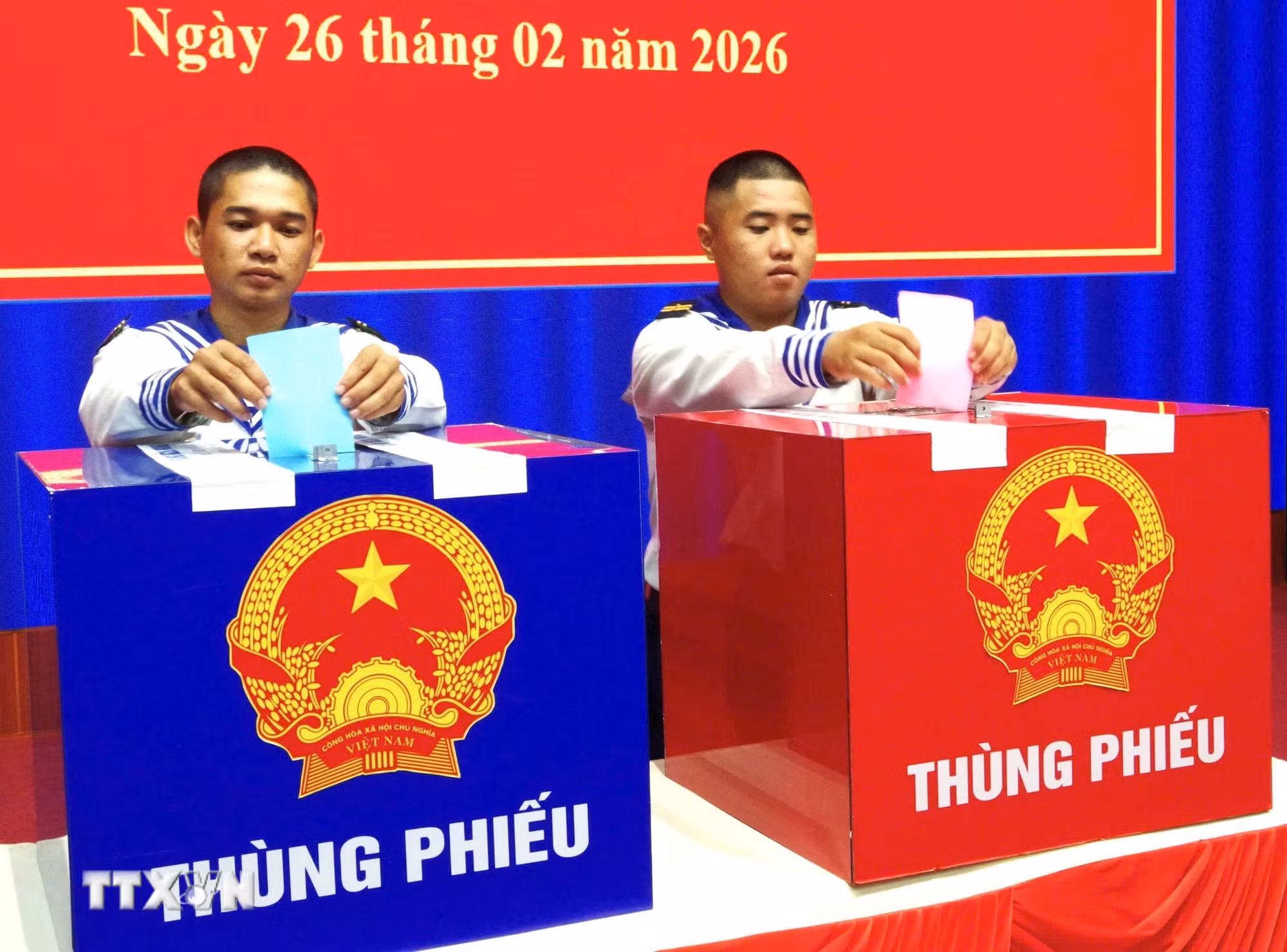 ttxvn-bau-cu-quoc-hoi-va-hdnd-vung-2-hai-quan-to-chuc-bau-cu-som-va-tien-doan-thuc-hien-nhiem-vu-tren-bien-26-5.jpg