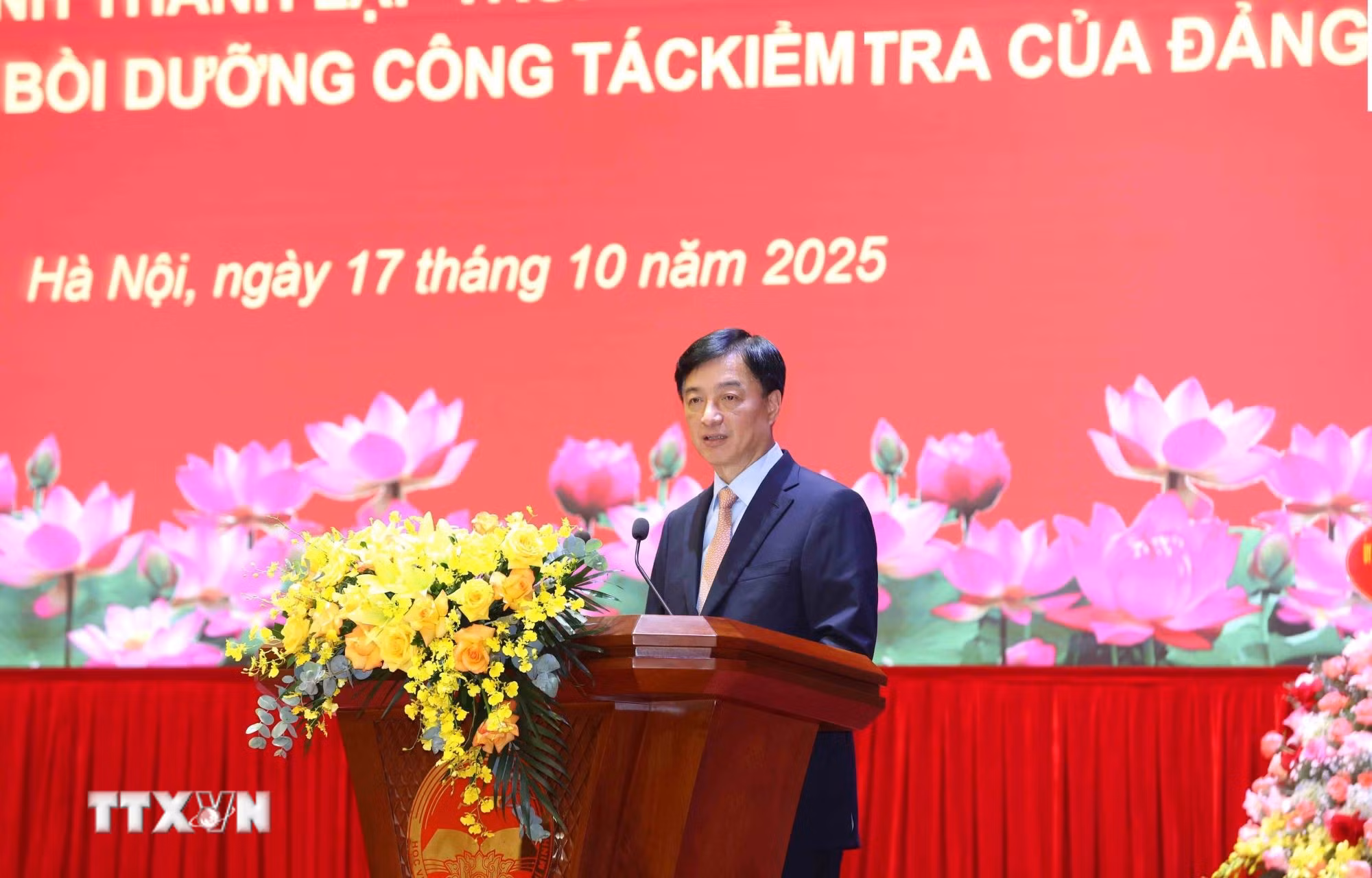 ttxvn-le-cong-bo-quyet-dinh-thanh-lap-va-ra-mat-trung-tam-nghien-cuu-va-dao-tao-boi-duong-cong-tac-kiem-tra-dang-4.jpg
