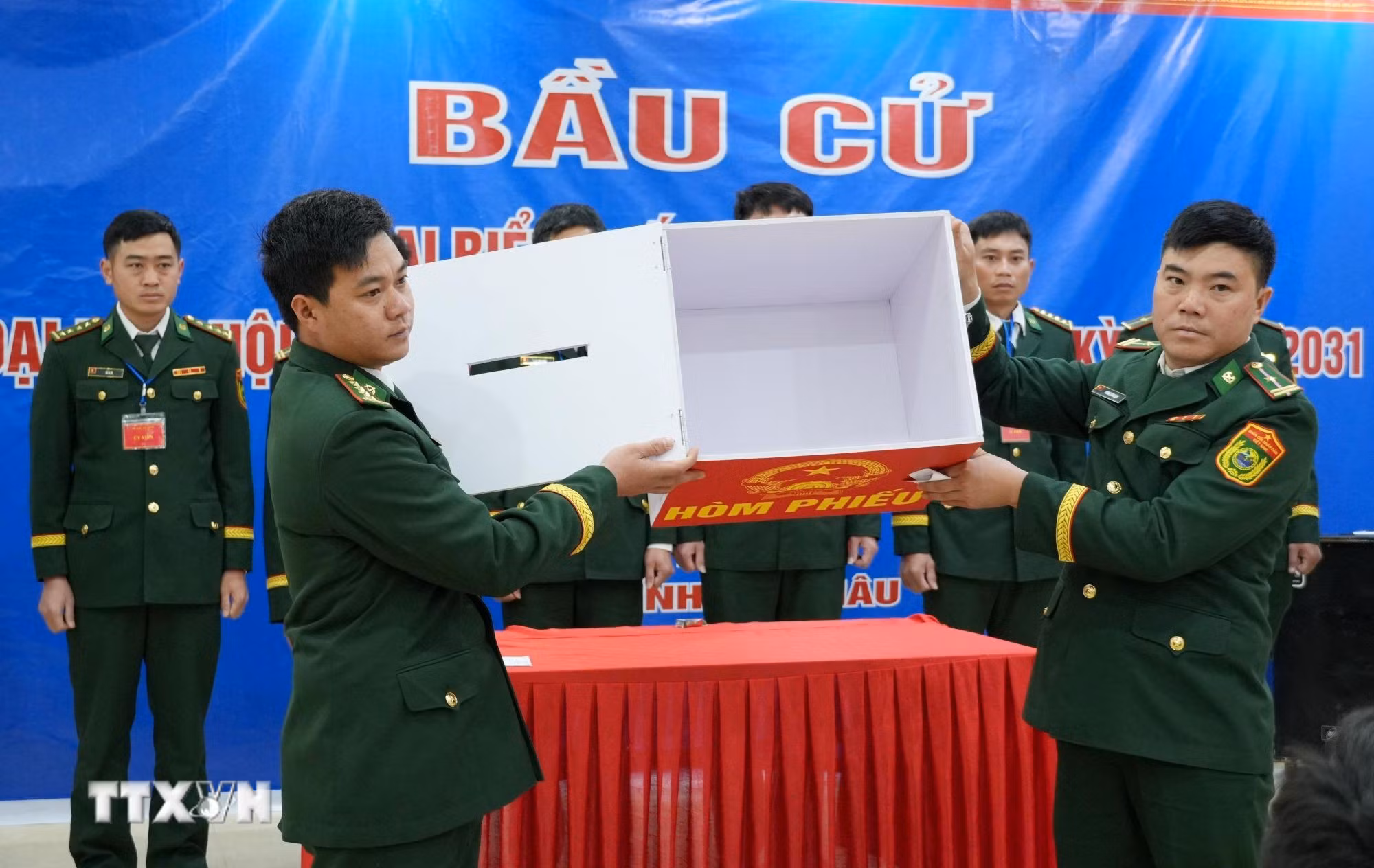 ttxvn-bau-cu-tai-don-bien-phong-dao-san-lai-chau-6.jpg