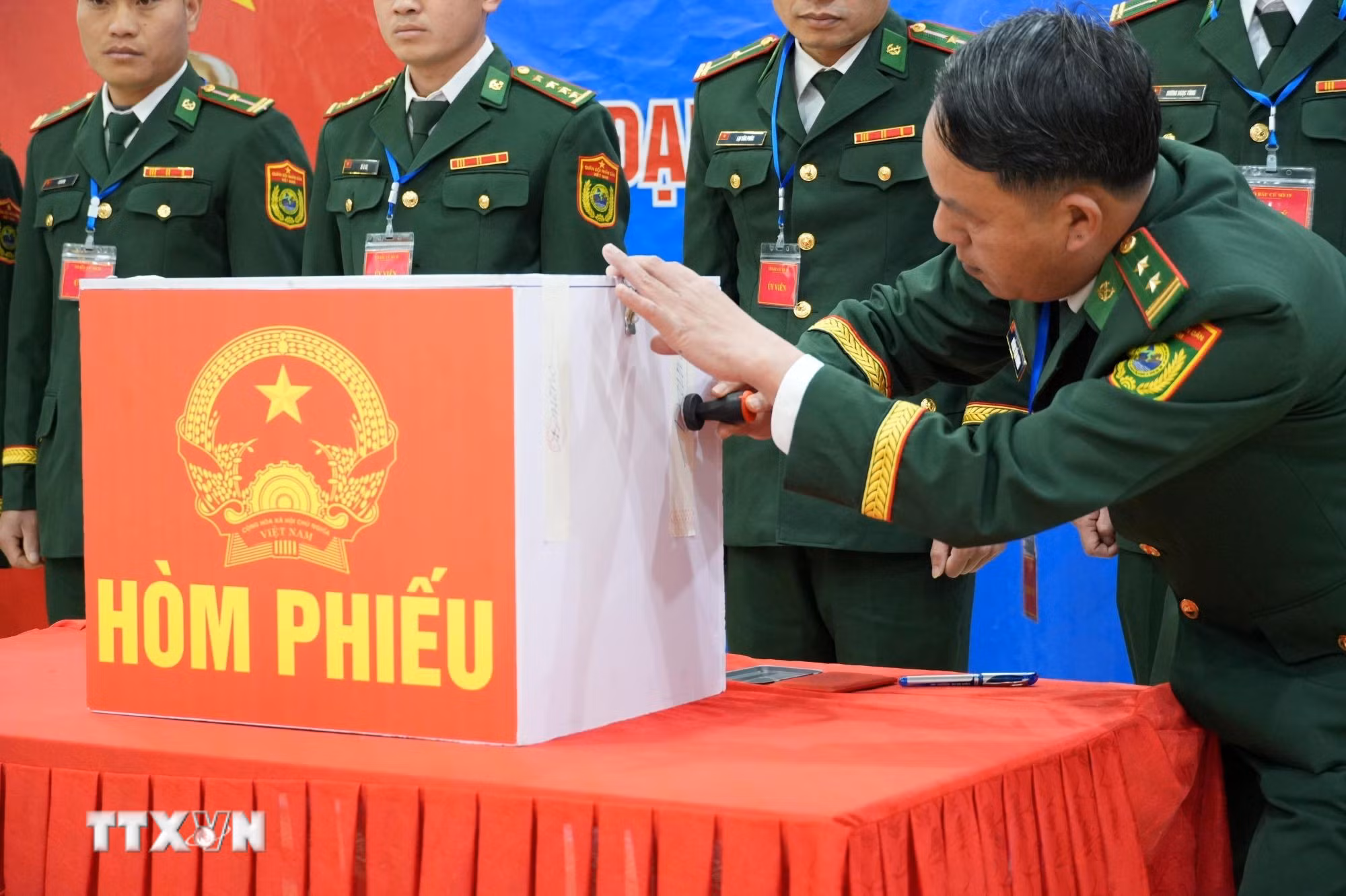 ttxvn-bau-cu-tai-don-bien-phong-dao-san-lai-chau-8.jpg