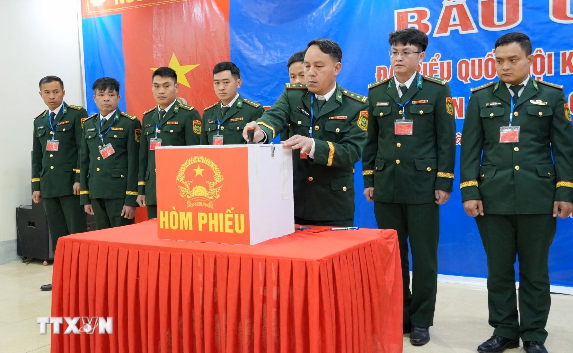 ttxvn-bau-cu-tai-don-bien-phong-dao-san-lai-chau-7.jpg