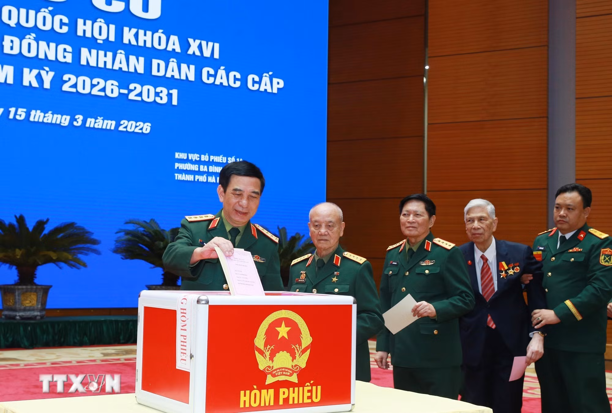 ttxvn-bau-cu-tai-khu-vuc-bo-phieu-so-14-phuong-ba-dinh-thanh-pho-ha-noi-bo-quoc-phong-15.jpg