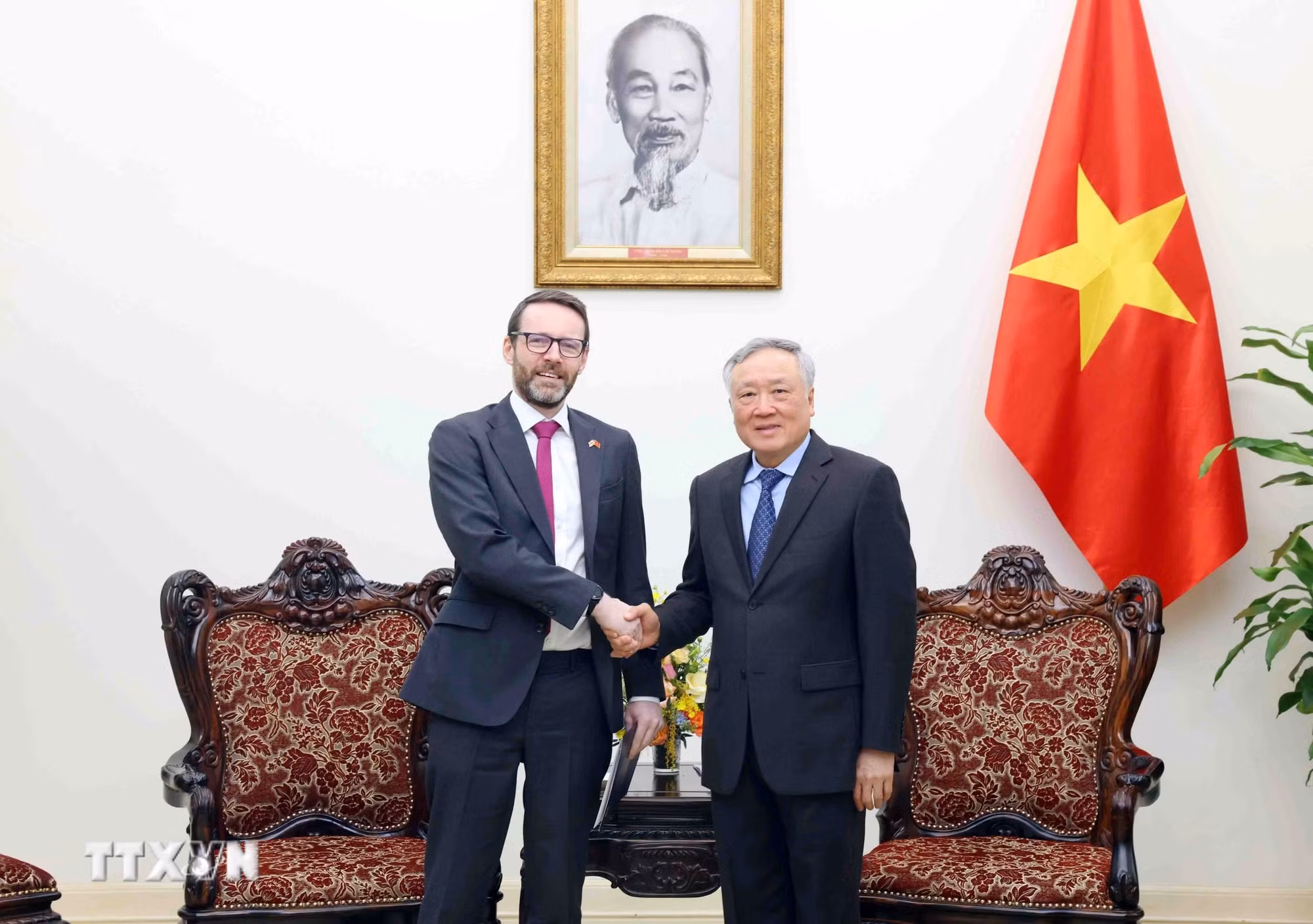 ttxvn-pho-thu-tuong-thuong-truc-tiep-dai-su-anh-tai-viet-nam-7875950.jpg