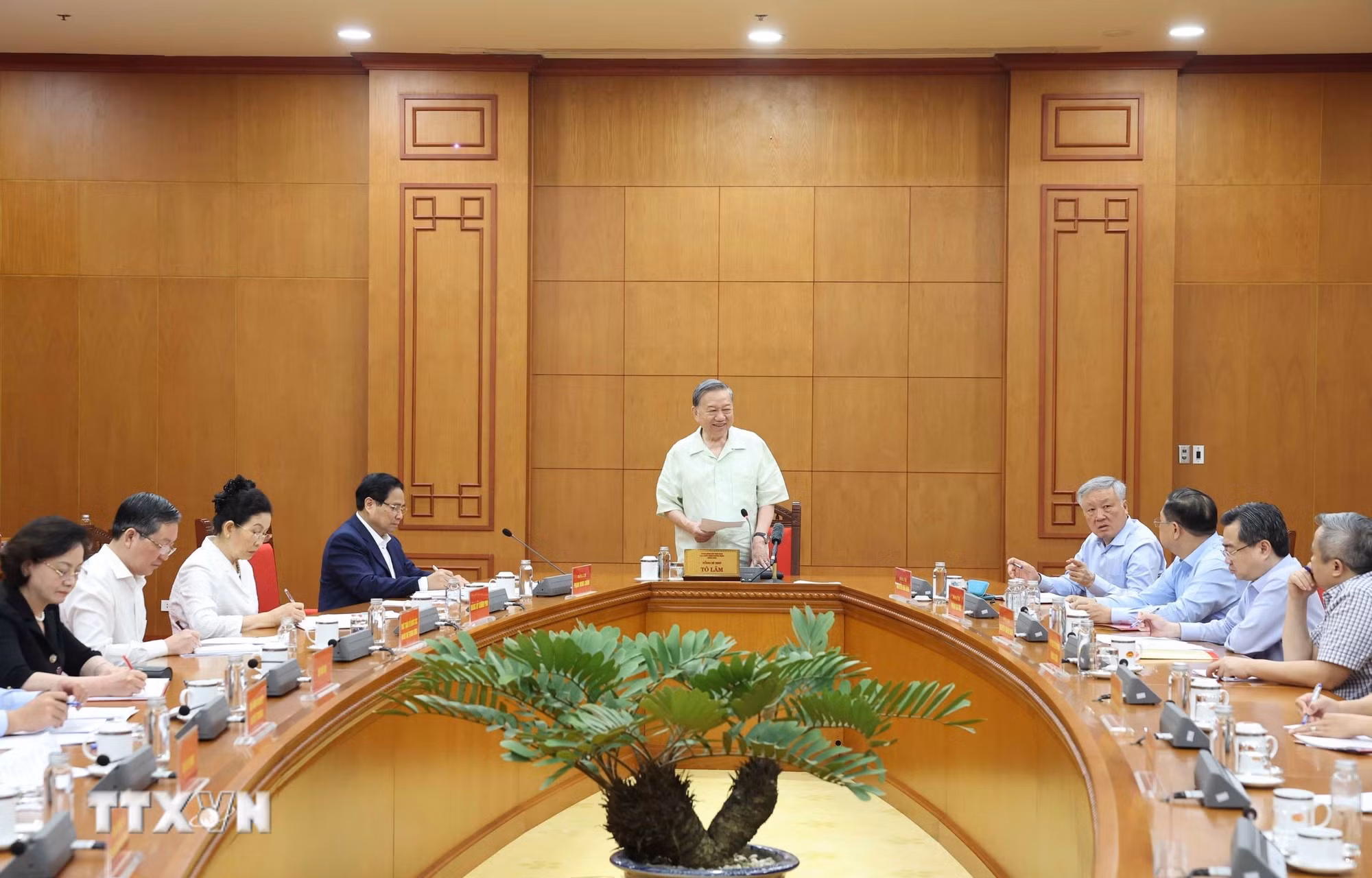 ttxvn-tong-bi-thu-lam-viec-voi-ban-thuong-vu-dang-uy-chinh-phu-ve-danh-gia-viec-trien-khai-nghi-quyet-cua-trung-uong-va-bo-chinh-tri-1.jpg