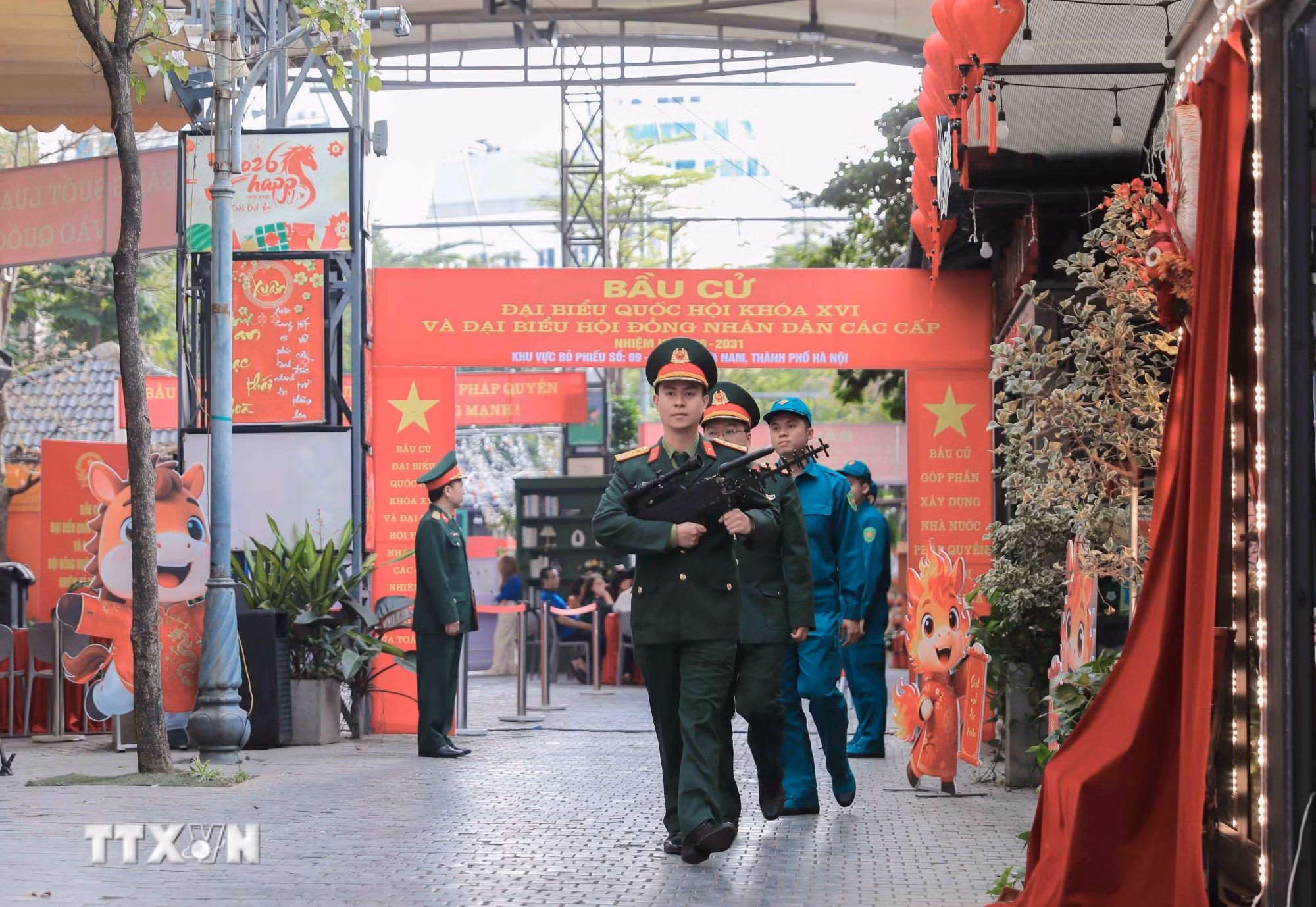 ttxvn-ha-noi-phuong-cua-nam-trien-khai-dong-bo-phuong-an-bao-ve-an-ninh-bau-cu-13-7.jpg