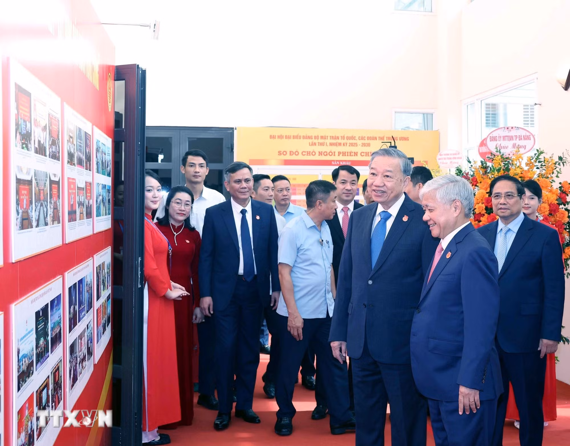 ttxvn-dai-hoi-dai-bieu-dang-bo-mat-tran-to-quoc-viet-nam-va-cac-doan-the-trung-uong-lan-thu-nhat-23-7.jpg