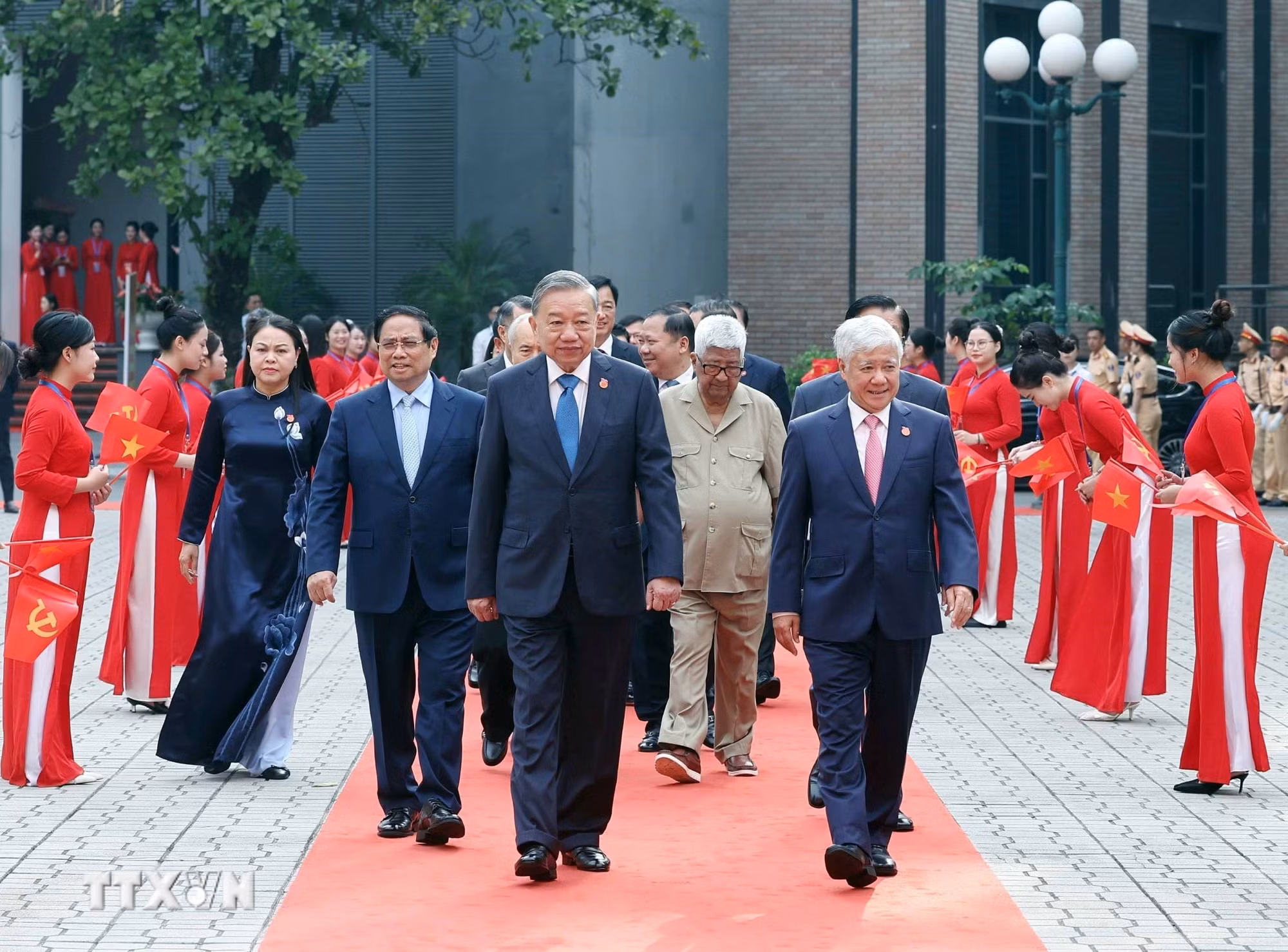ttxvn-dai-hoi-dai-bieu-dang-bo-mat-tran-to-quoc-viet-nam-va-cac-doan-the-trung-uong-lan-thu-nhat-23-4.jpg