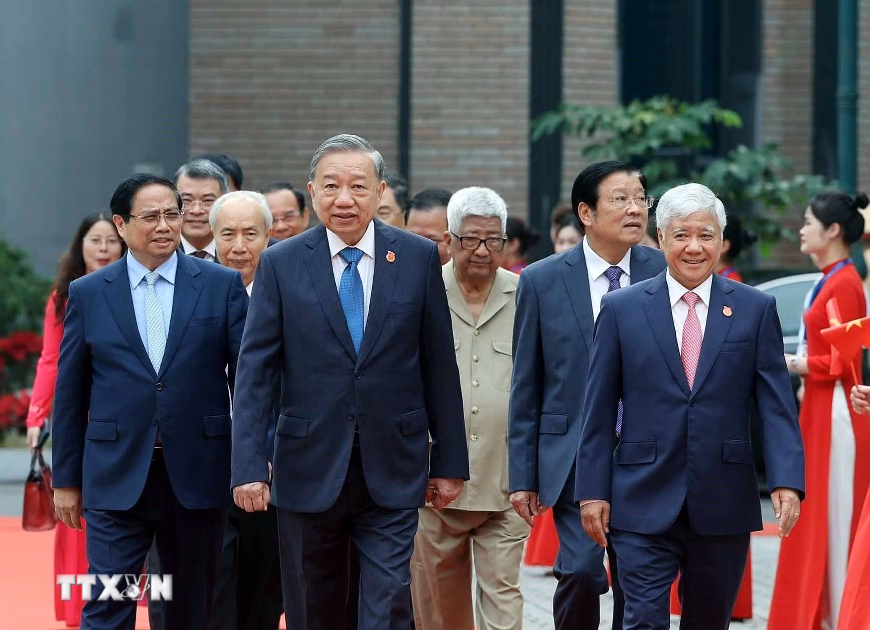 ttxvn-dai-hoi-dai-bieu-dang-bo-mat-tran-to-quoc-viet-nam-va-cac-doan-the-trung-uong-lan-thu-nhat-23-5.jpg