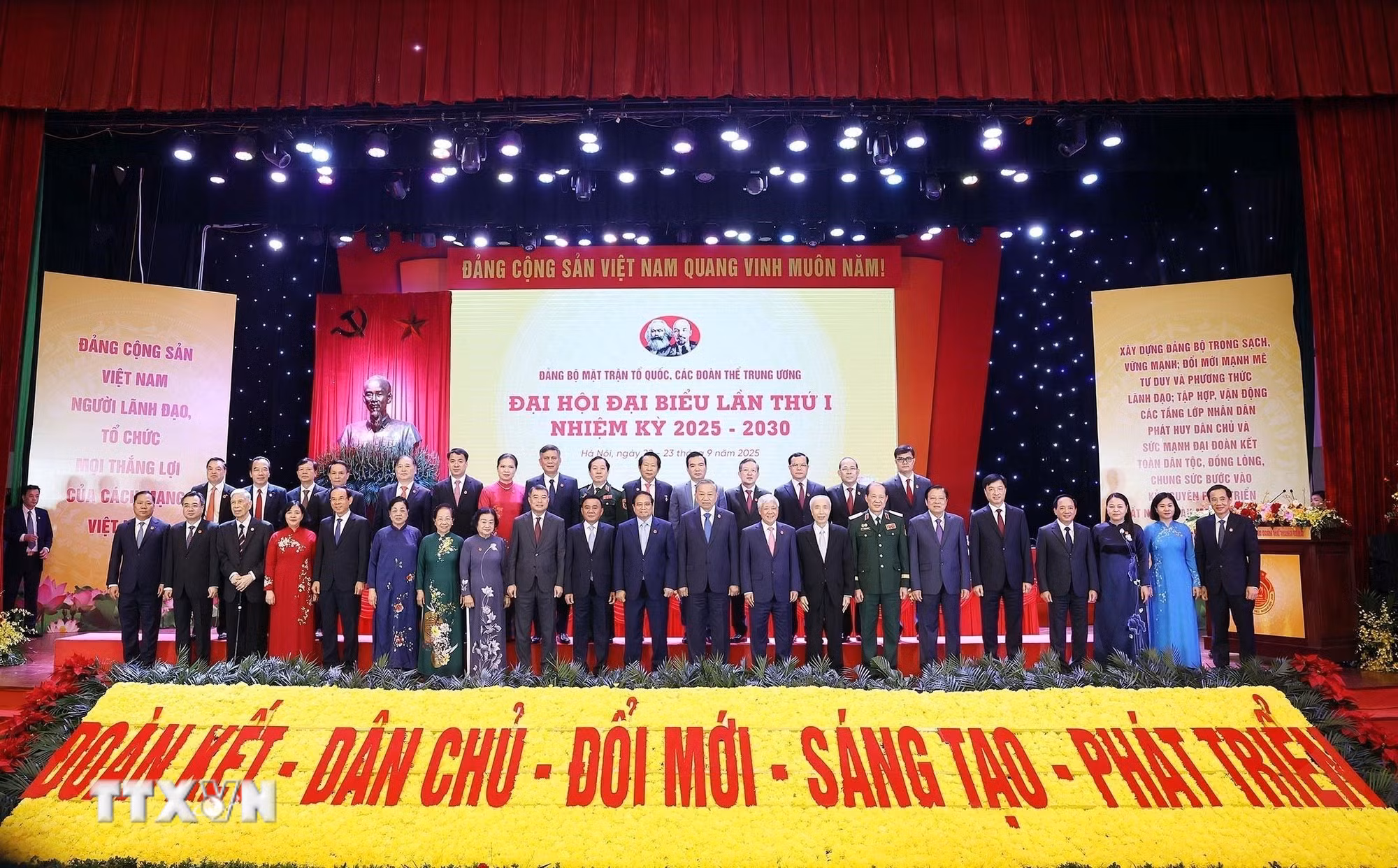 ttxvn-dai-hoi-dai-bieu-dang-bo-mat-tran-to-quoc-viet-nam-va-cac-doan-the-trung-uong-lan-thu-nhat-23-15.jpg