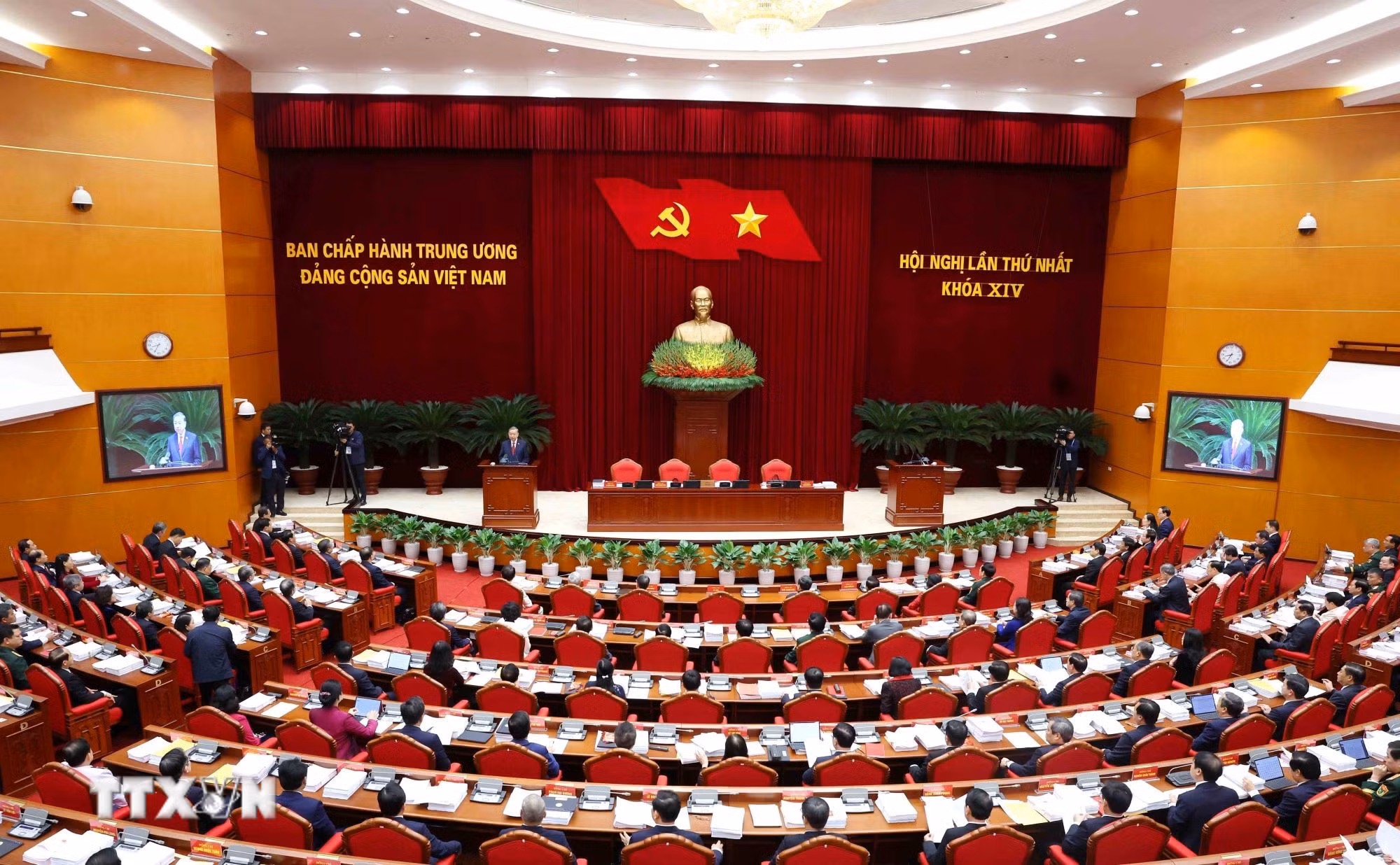 ttxvn-ban-chap-hanh-trung-uong-dang-khoa-xiv-tien-hanh-hoi-nghi-lan-thu-nhat-23-1.jpg
