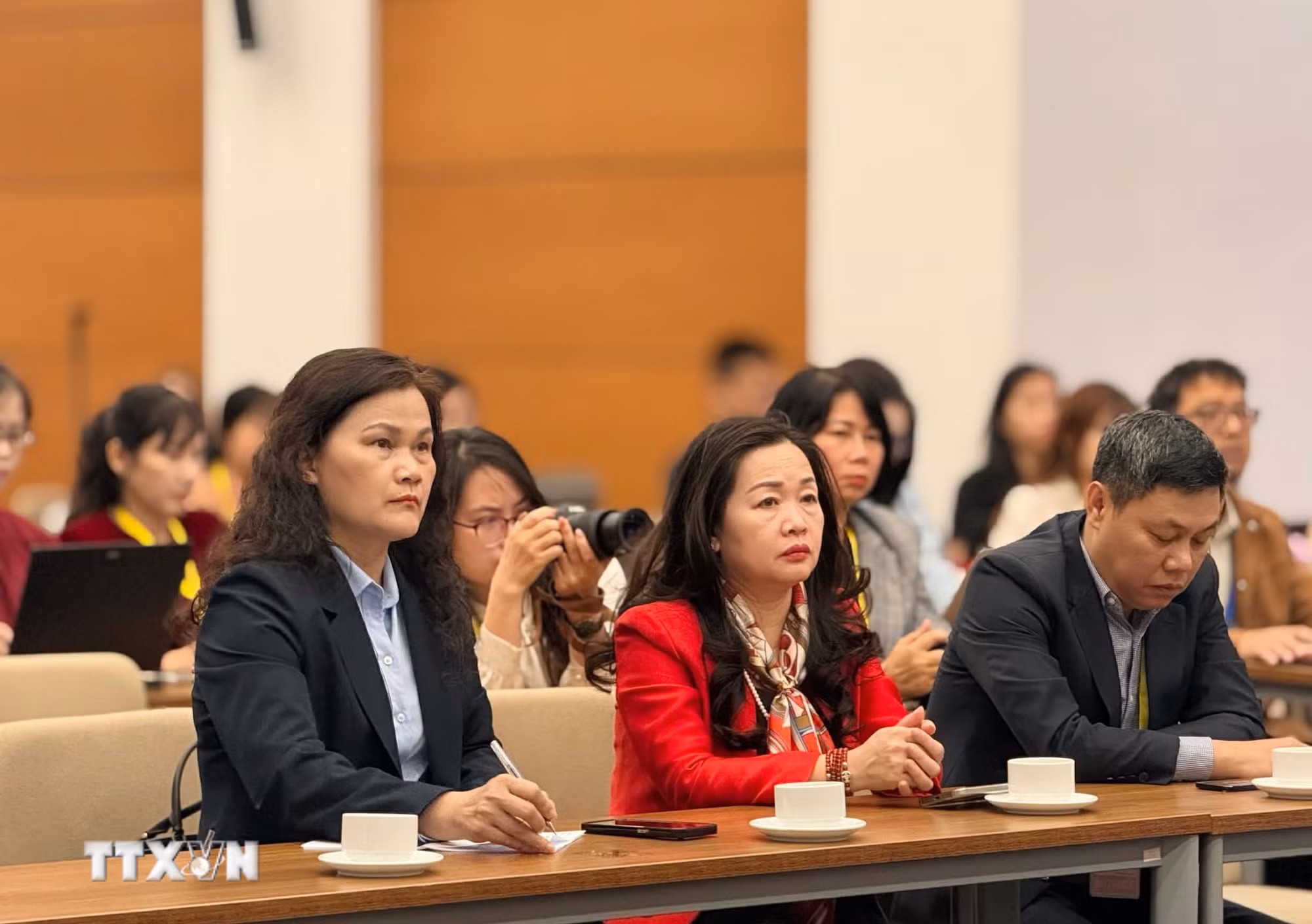 ttxvn-pho-chu-tich-quoc-hoi-dong-vien-phong-vien-btv-15-2.jpg