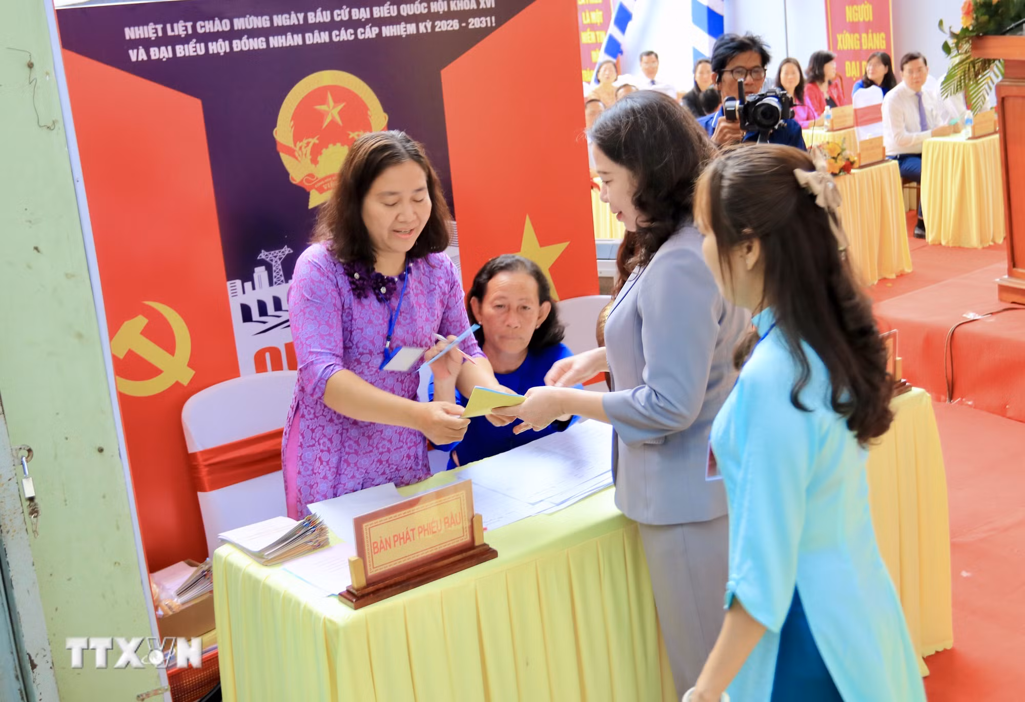 ttxvn-pho-chu-tich-nuoc-vo-thi-anh-xuan-bo-phieu-bau-cu-tai-phuong-long-xuyen-an-giang-2.jpg