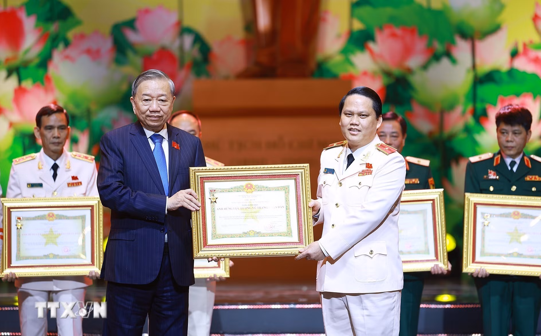 ttxvn-khai-mac-dai-hoi-thi-dua-yeu-nuoc-toan-quoc-lan-thu-xi-27-16.jpg