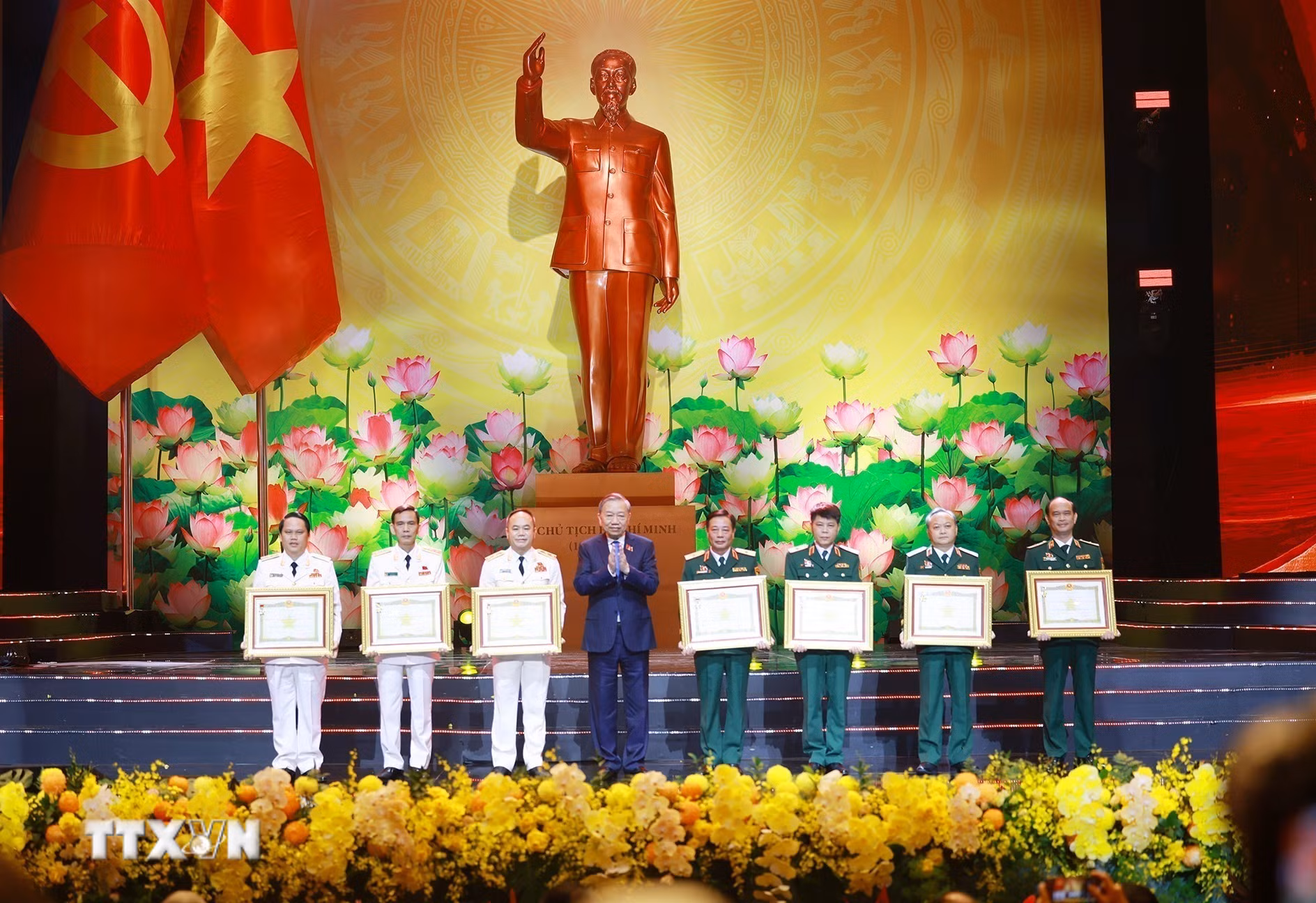 ttxvn-khai-mac-dai-hoi-thi-dua-yeu-nuoc-toan-quoc-lan-thu-xi-27-14.jpg