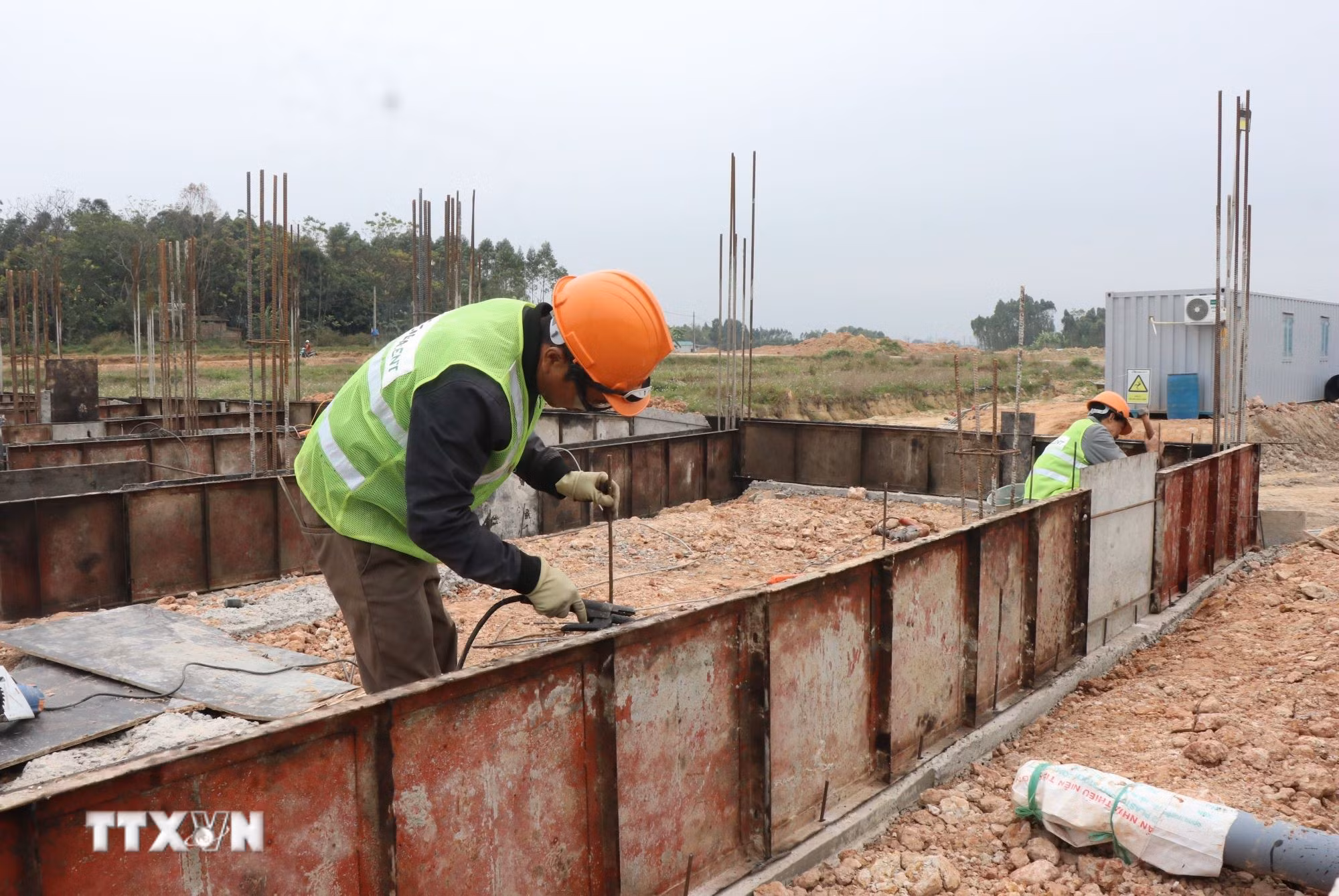 ttxvn-dai-hoi-xiv-cua-dang-ron-rang-khi-the-tren-nhung-cong-trinh-ha-tang-khu-cong-nghiep-3.jpg