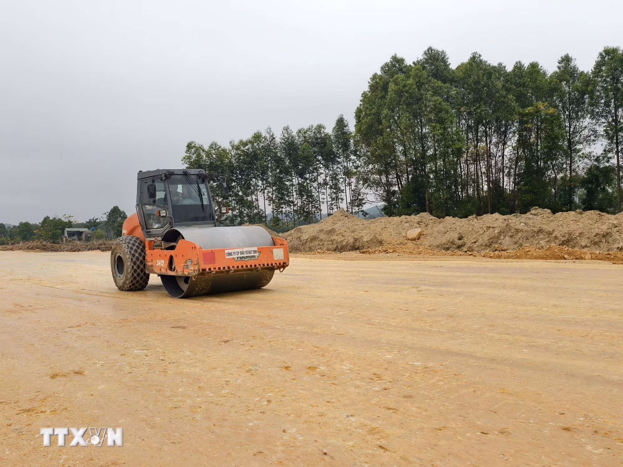 ttxvn-dai-hoi-xiv-cua-dang-ron-rang-khi-the-tren-nhung-cong-trinh-ha-tang-khu-cong-nghiep-6.jpg