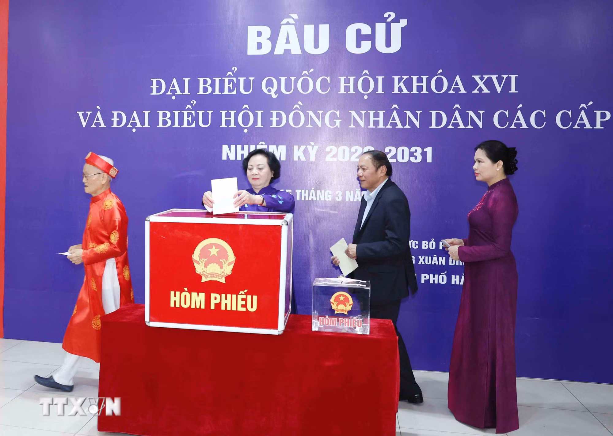 ttxvn-chu-tich-ubtw-mttq-viet-nam-bo-phieu-bau-cu-tai-phuong-xuan-dinh-ha-noi-1503-2.jpg