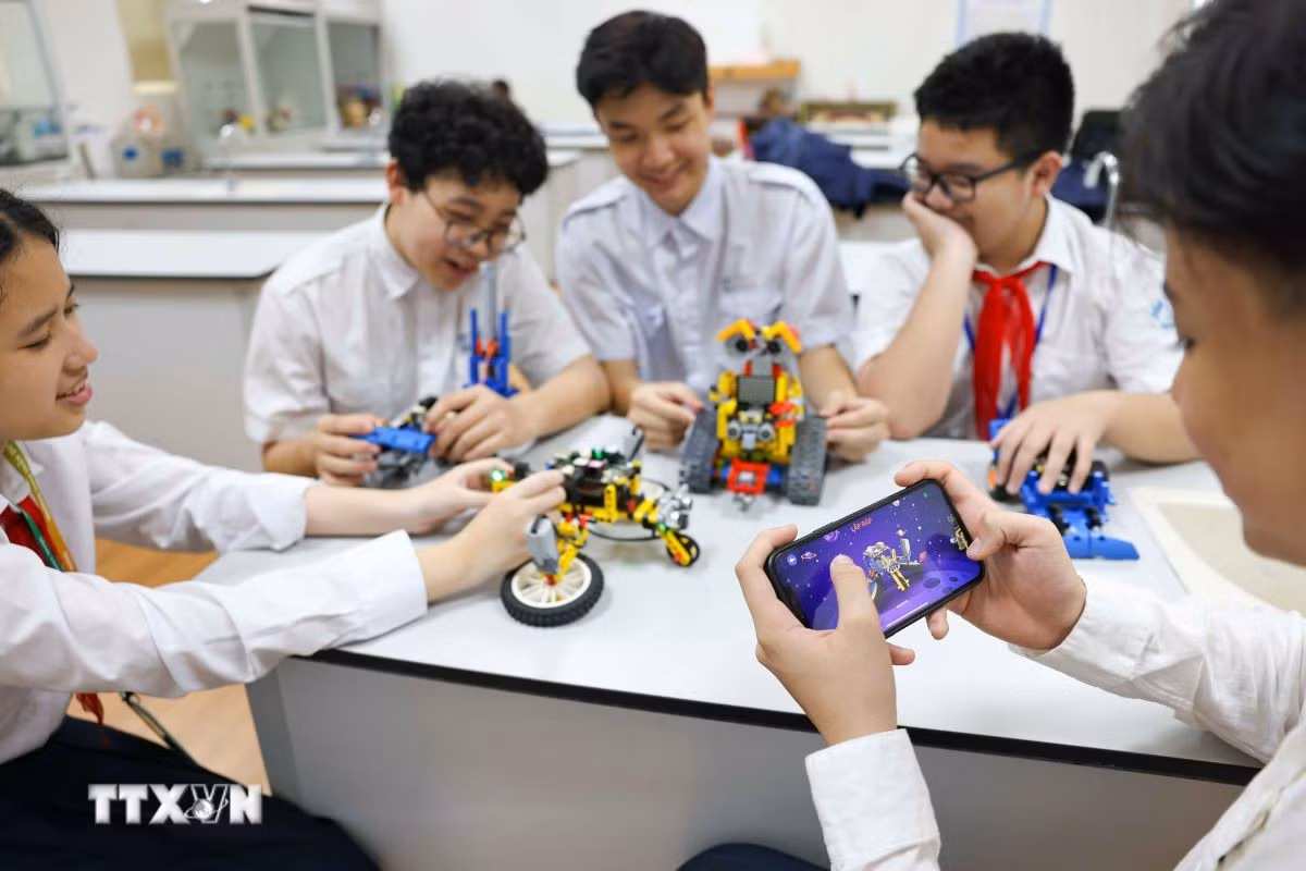 ttxvn-hoc-sinh-ha-noi-che-tao-robot-thong-minh-day-hoc-lap-trinh-7959431.jpg