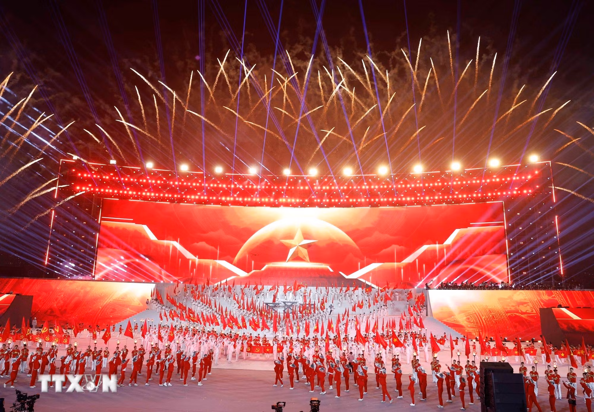 ttxvn-tong-bi-thu-to-lam-du-chuong-trinh-nghe-thuat-dac-biet-duoi-la-co-ve-vang-cua-dang-7.jpg