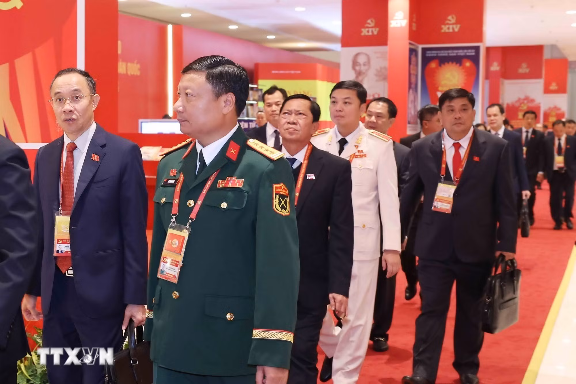 ttxvn-cac-dai-bieu-du-phien-hop-tru-bi-dai-hoi-dang-toan-quoc-lan-thu-xiv-19-10.jpg