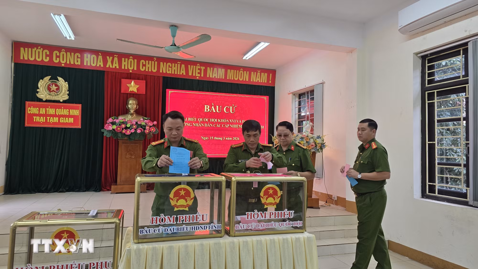 ttxvn-quang-ninh-nguoi-bi-tam-giu-tam-giam-thuc-hien-quyen-bau-cu-8642261.jpg