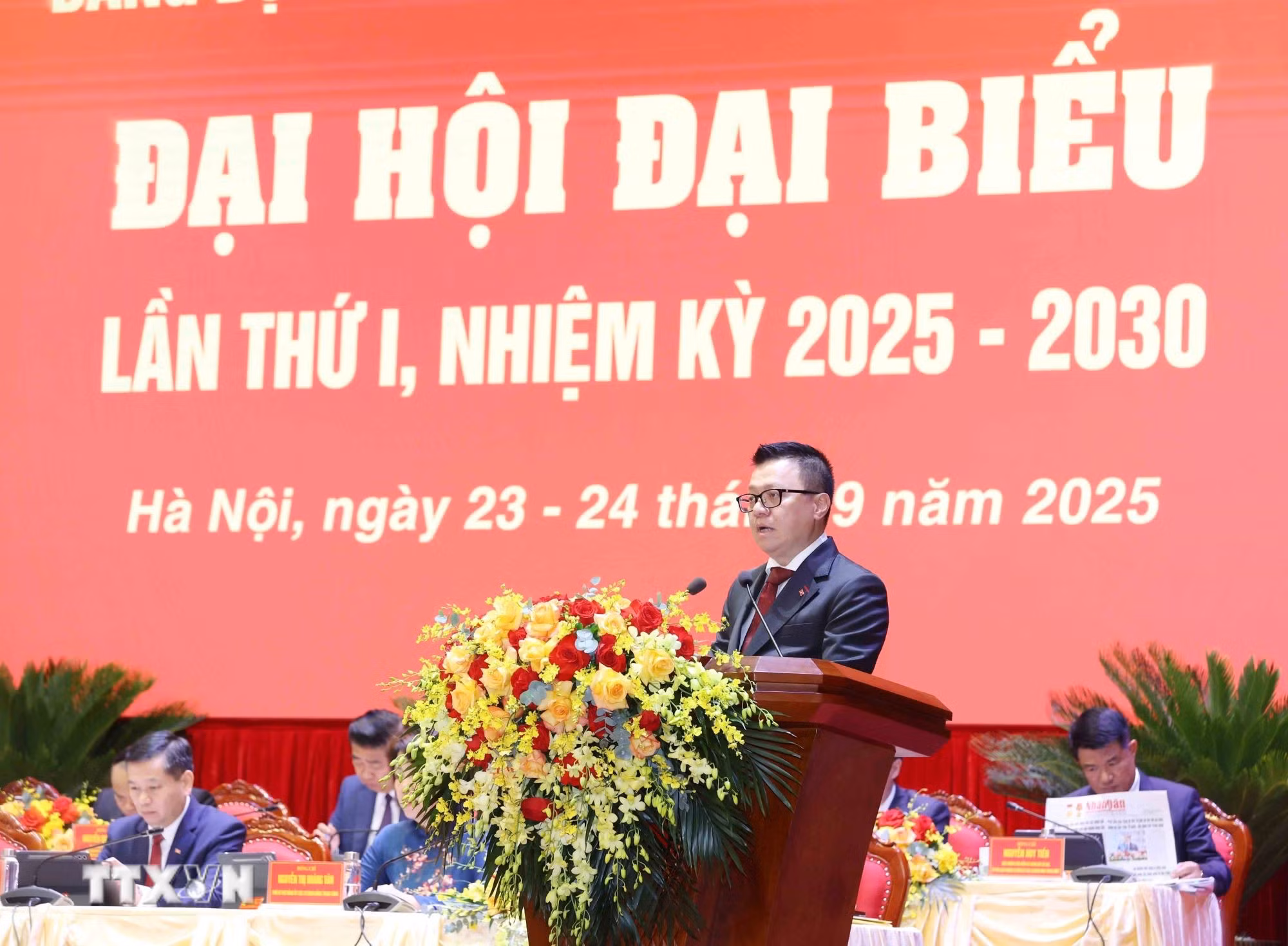 ttxvn-be-mac-dai-hoi-dai-bieu-dang-bo-cac-co-quan-dang-trung-uong-lan-thu-nhat-6.jpg