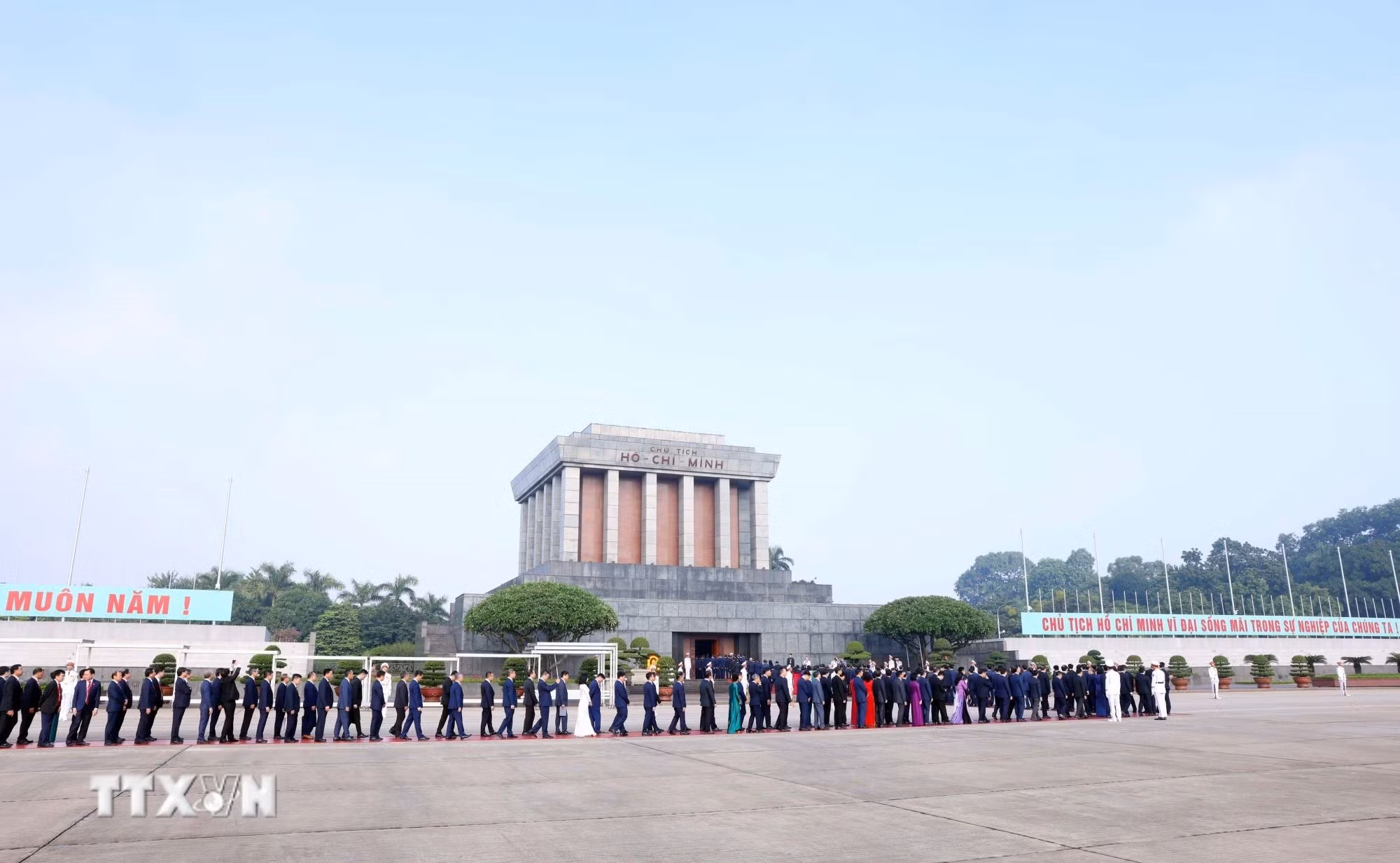 ttxvn-doan-dai-bieu-du-dai-hoi-dang-bo-chinh-phu-vao-lang-vieng-chu-tich-ho-chi-minh-12-3.jpg