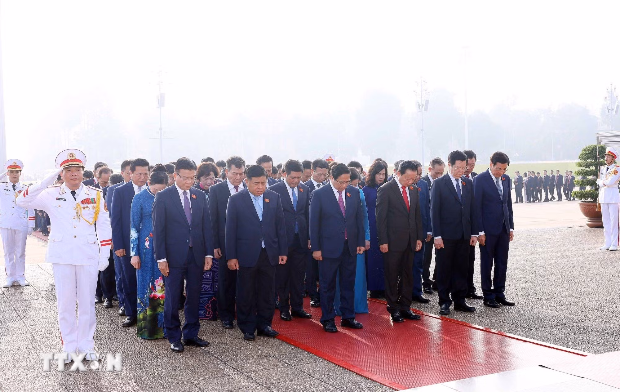 ttxvn-doan-dai-bieu-du-dai-hoi-dang-bo-chinh-phu-vao-lang-vieng-chu-tich-ho-chi-minh-12-2.jpg