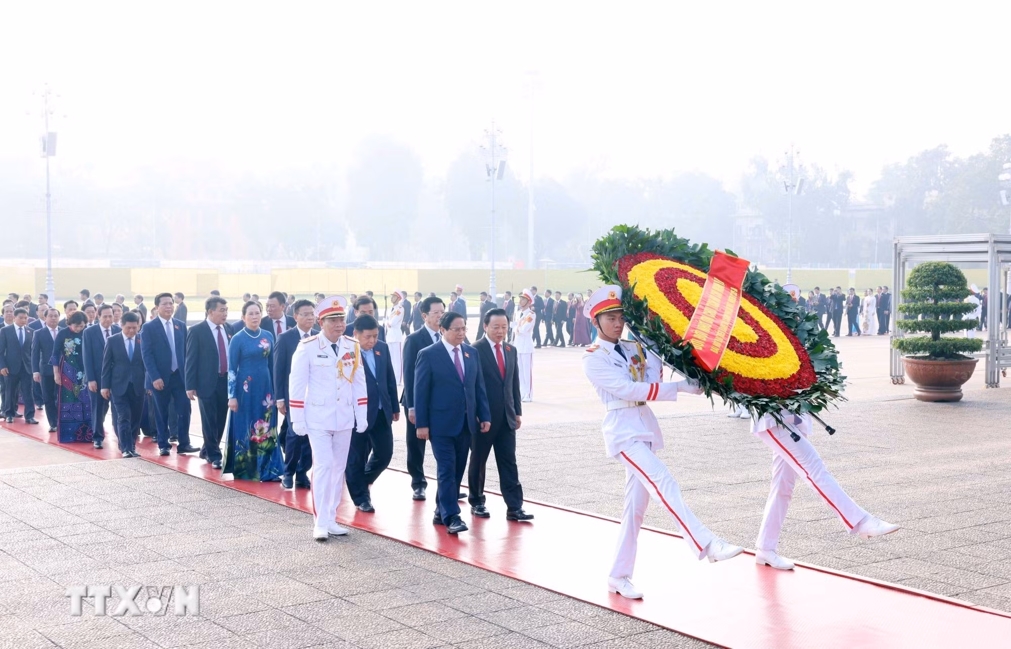 ttxvn-doan-dai-bieu-du-dai-hoi-dang-bo-chinh-phu-vao-lang-vieng-chu-tich-ho-chi-minh-12-1.jpg