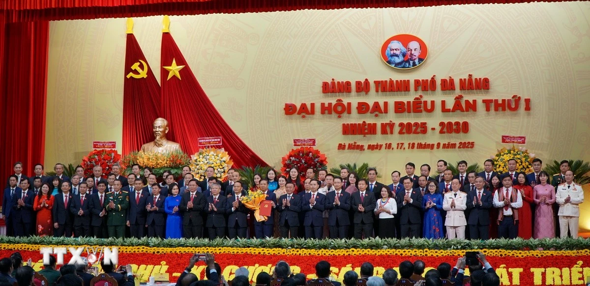 Ban Chấp hành Đảng bộ thành phố Đà Nẵng nhiệm kỳ 2025-2030 ra mắt Đại hội. (Ảnh: Quốc Dũng/TTXVN)